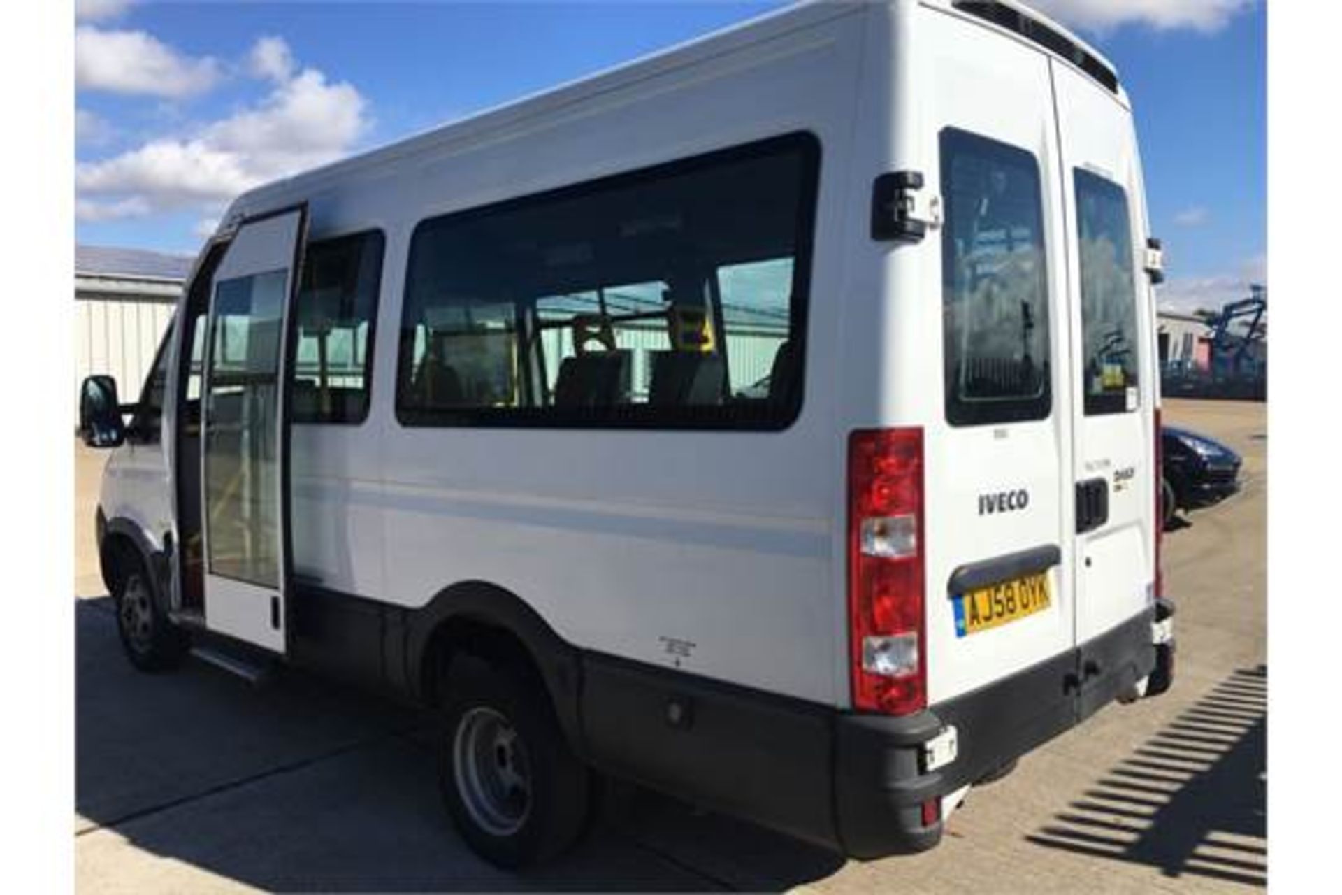 08 58 REG IVECO DAILY 40C12 DISABLED ACCESS MINIBUS WITH POWER DOOR - 2.3 TURBO DIESEL - Bild 2 aus 10