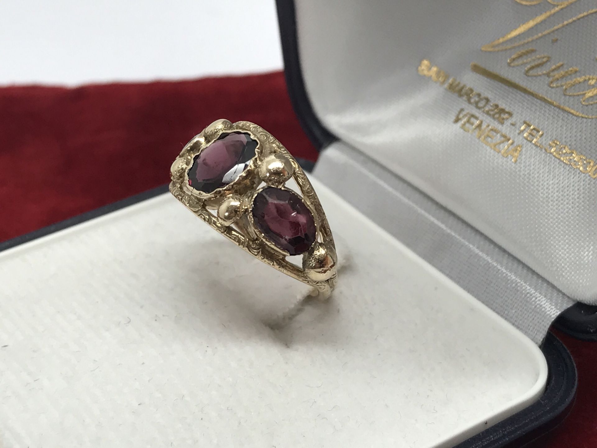 VINTAGE 3 STONE GARNET RING SET IN YELLOW METAL TESTED AS AT LEAST 9ct GOLD