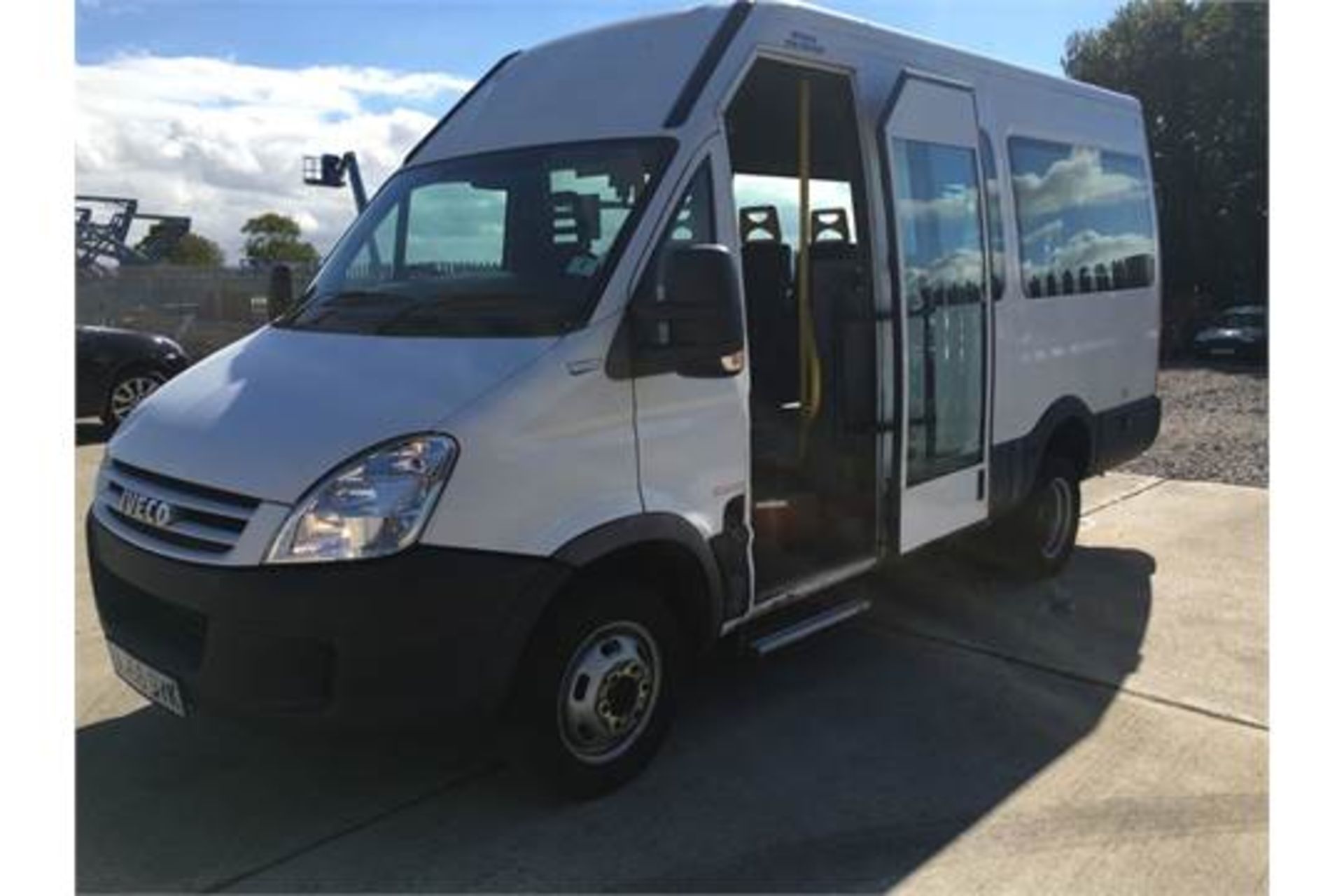 08 58 REG IVECO DAILY 40C12 DISABLED ACCESS MINIBUS WITH POWER DOOR - 2.3 TURBO DIESEL