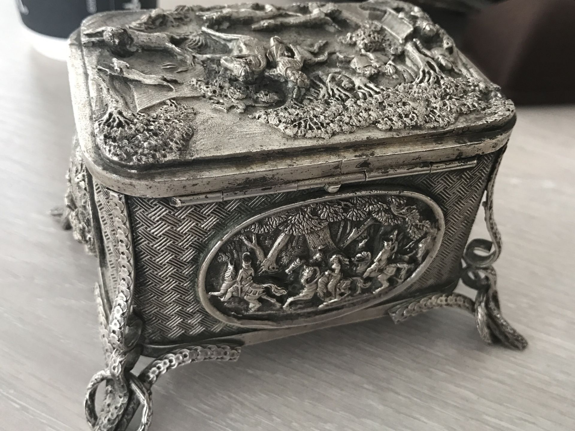 VINTAGE WHITE METAL EMBOSSED HUNTING FIG BOX - Image 3 of 3