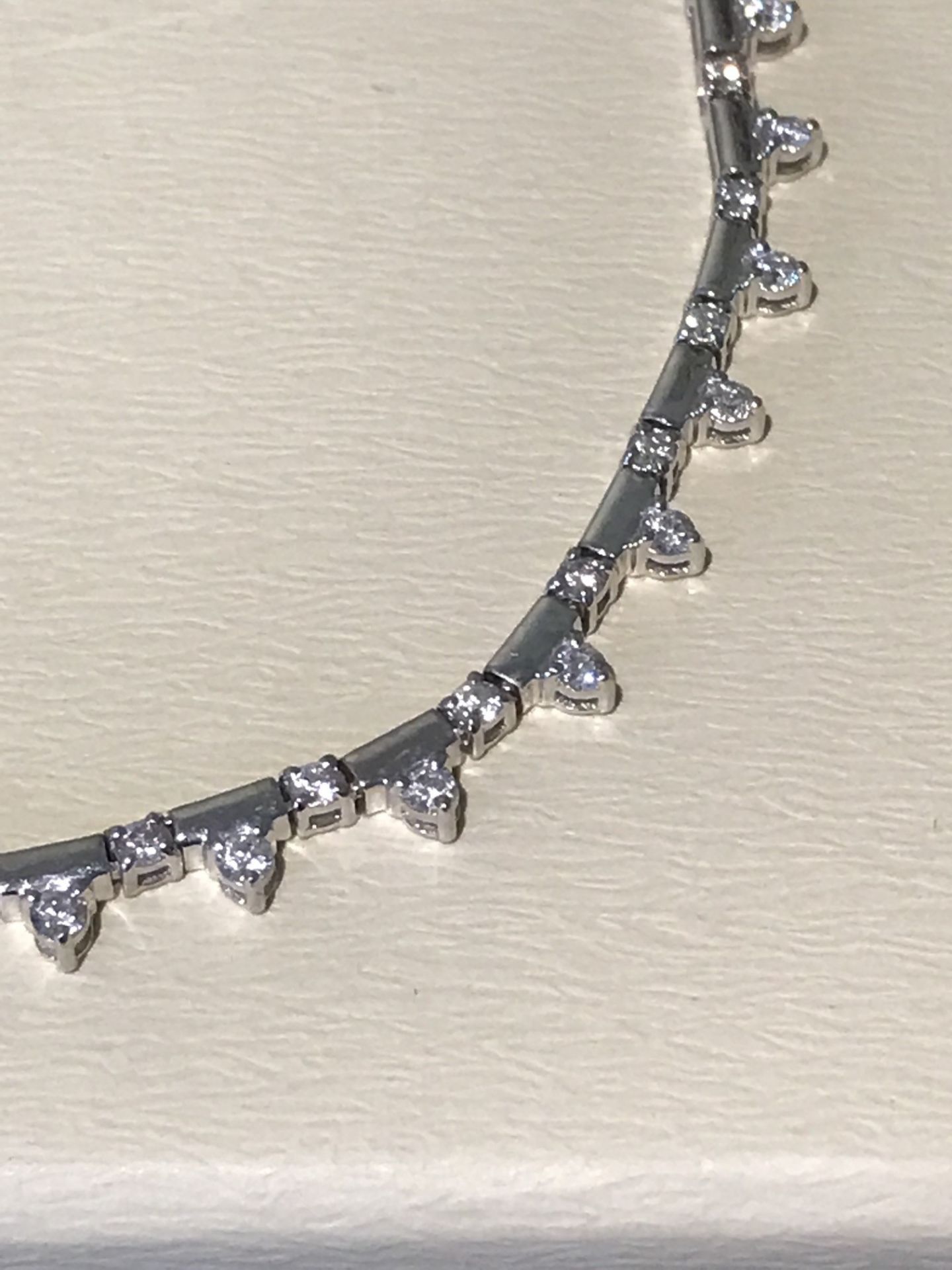 18k WHITE GOLD 1.70ct DIAMOND NECKLACE - Image 2 of 2