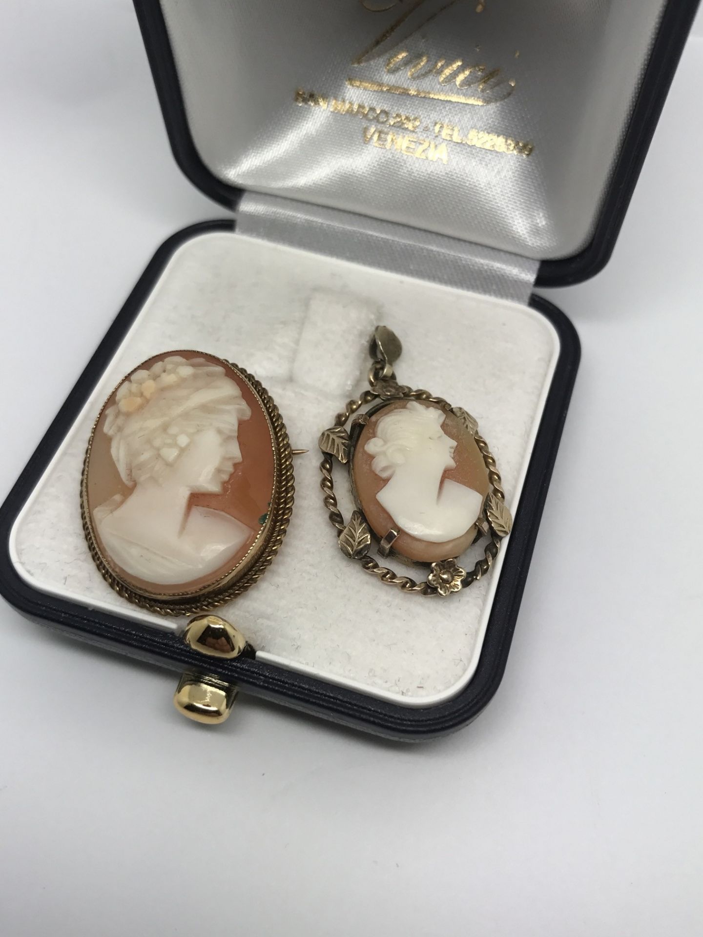 9ct GOLD CAMEO BROOCH + 1 GOLD COLOURED CAMEO LOCKET