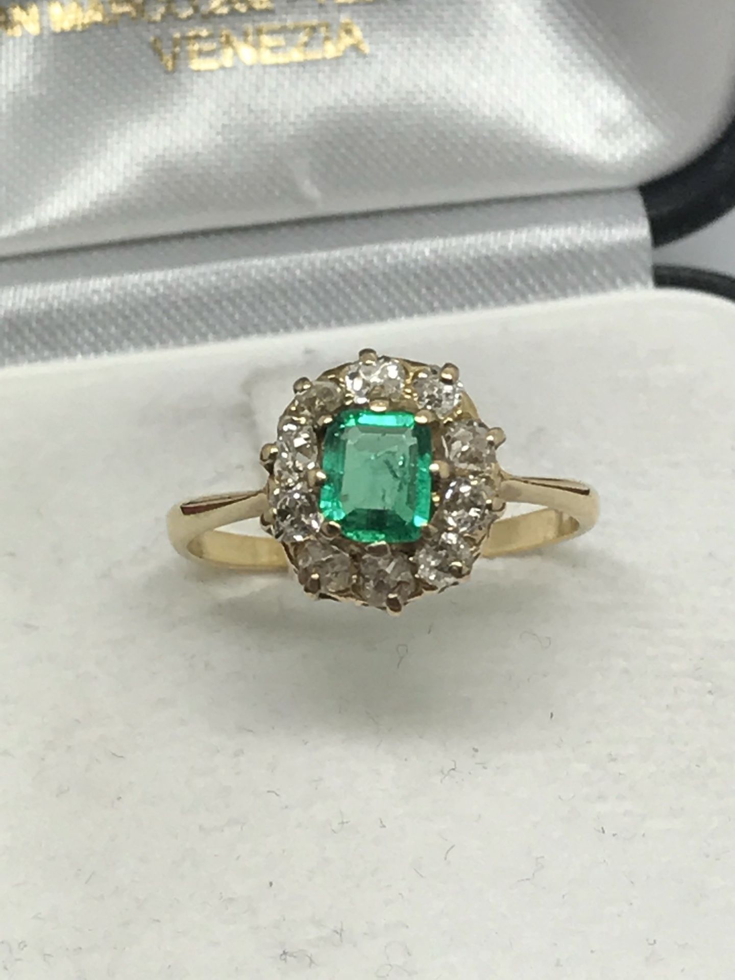 GORGEOUS EMERALD & DIAMOND CLUSTER RING SET IN 18ct GOLD