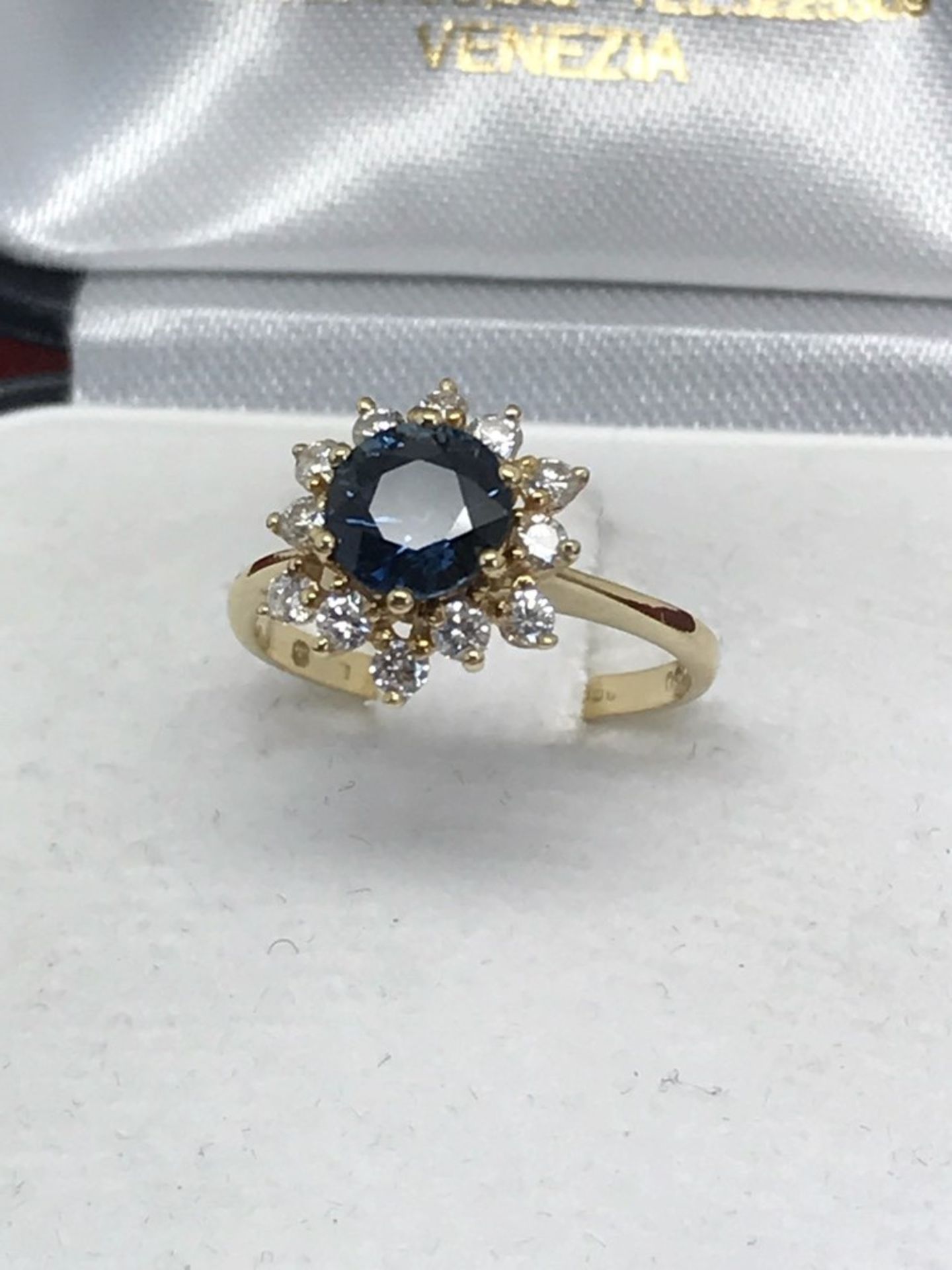FINE 18ct GOLD BLUE SAPPHIRE & DIAMOND RING - Image 2 of 3