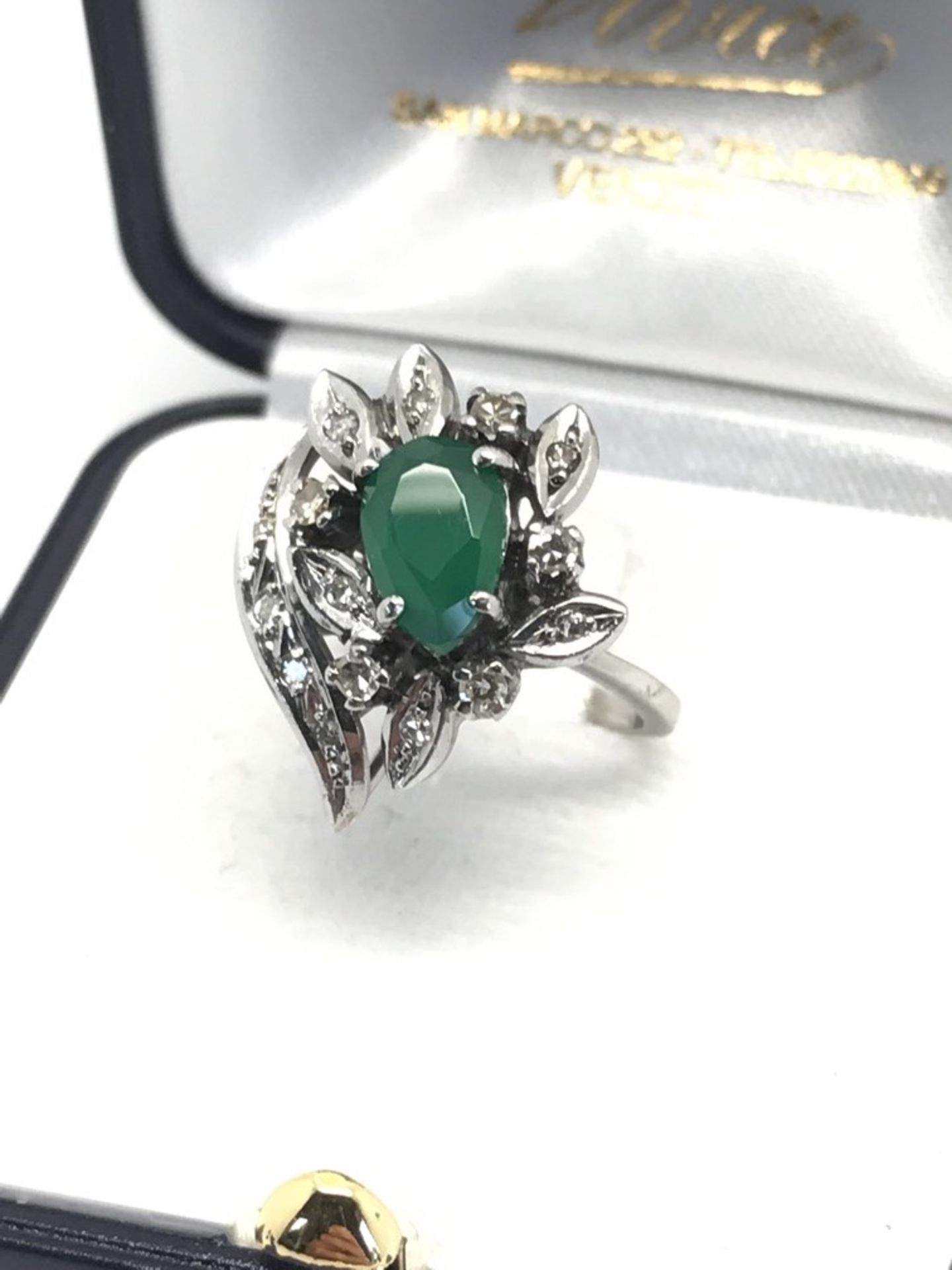 BEAUTIFUL DIAMOND SPRAY CLUSTER RING SET WITH GREEN STONE IN WHITE METAL TESTED AS 14ct GOLD