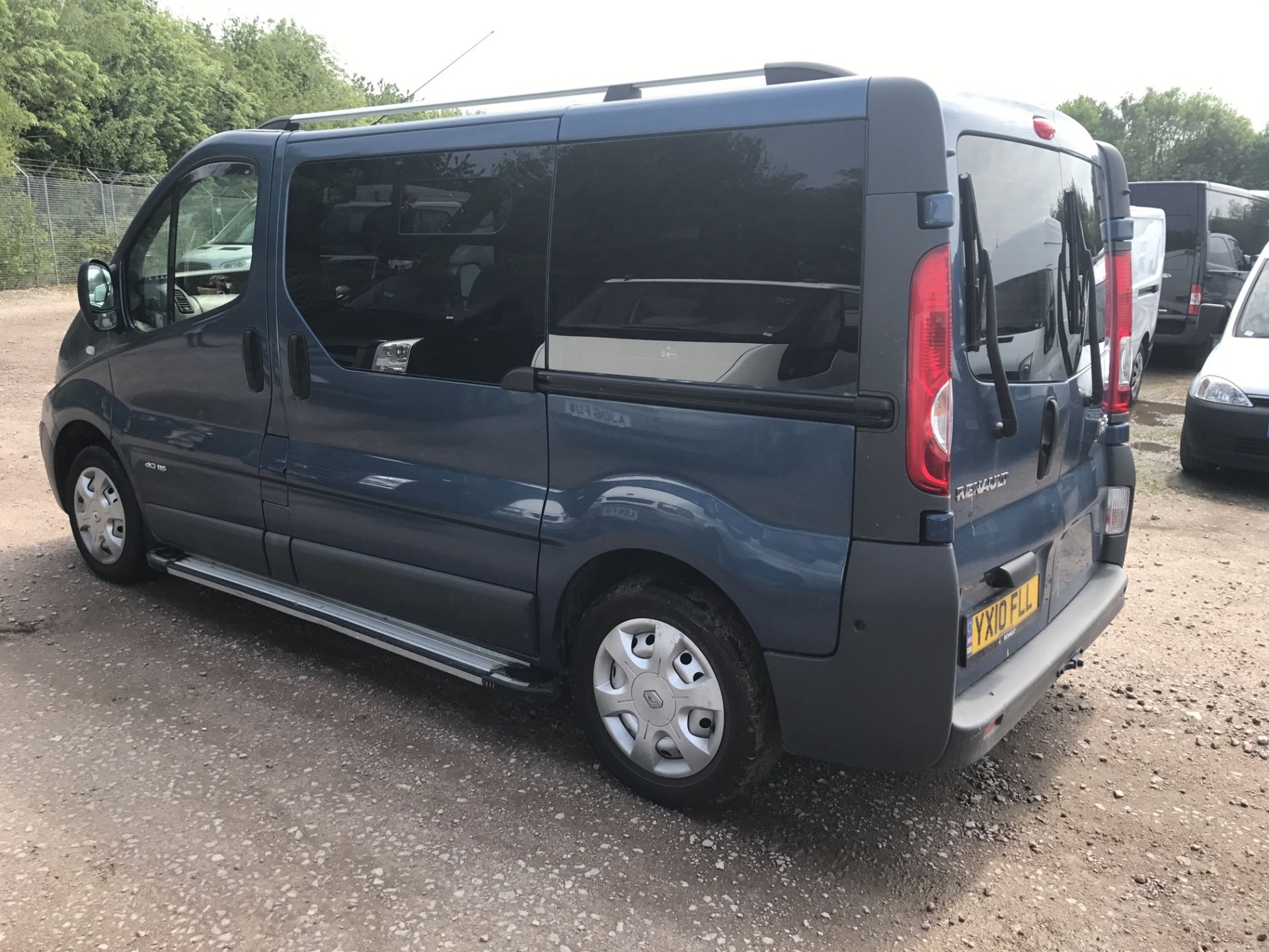 2010 10 REG RENAULT TRAFIC DISABLED ACCESS MINIBUS DIESEL AUTOMATIC 92k MILES - Image 2 of 12