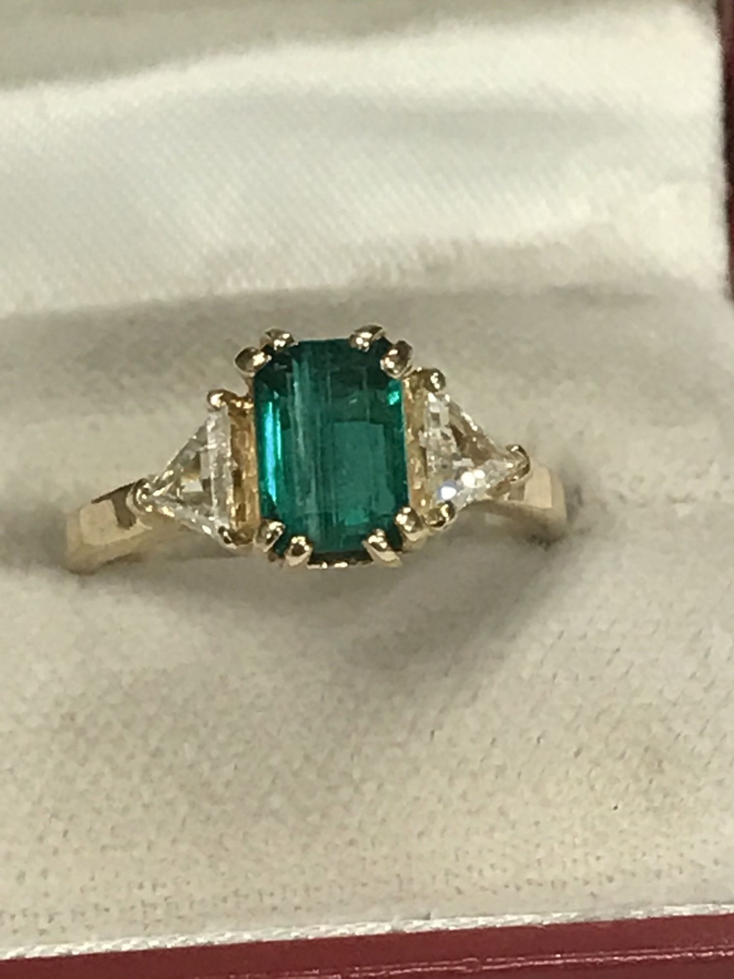 APPROX 1.80ct EMERALD & APPROX 0.70ct DIAMOND RING MARKED 750 - Image 2 of 2