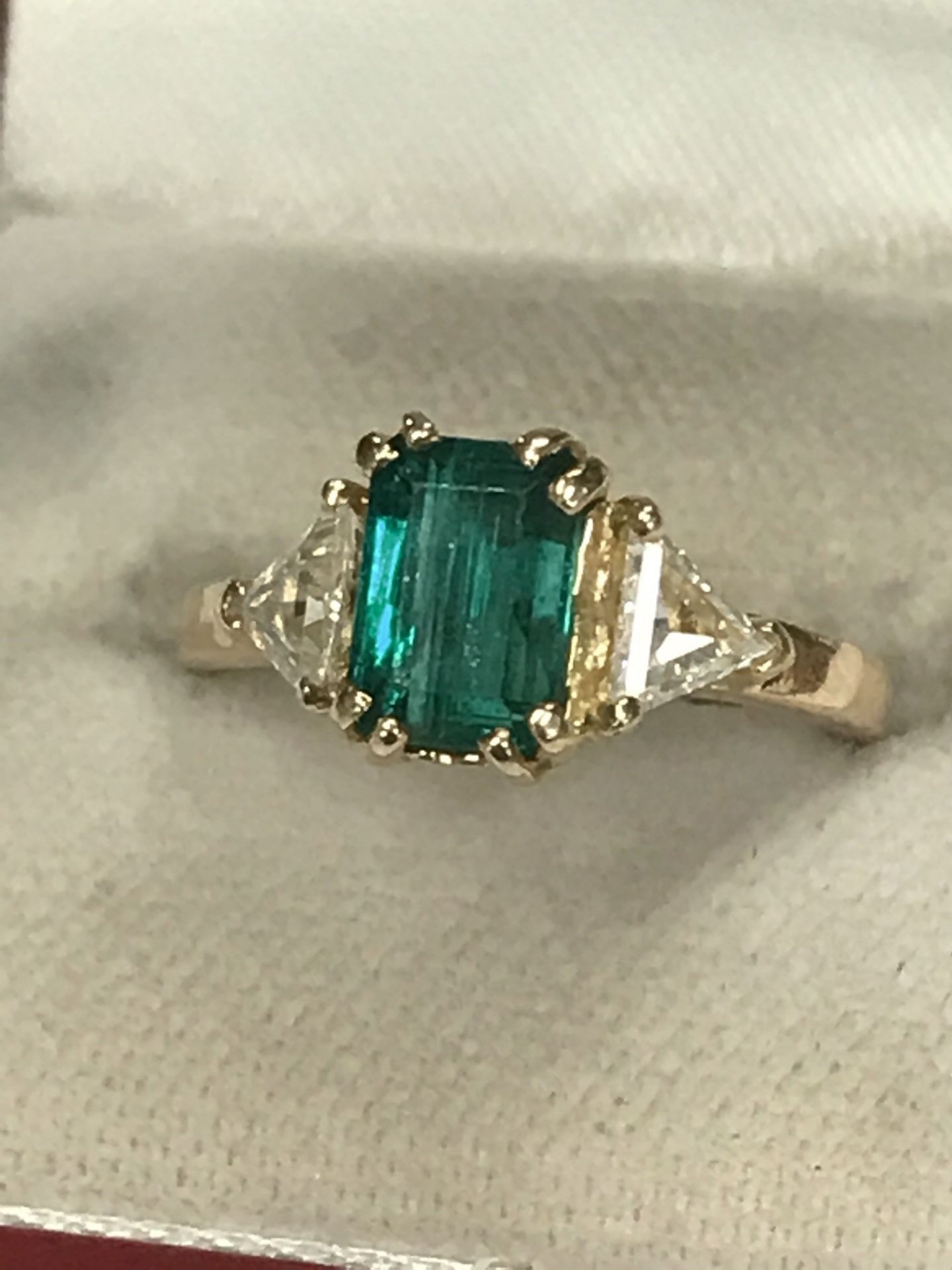 APPROX 1.80ct EMERALD & APPROX 0.70ct DIAMOND RING MARKED 750