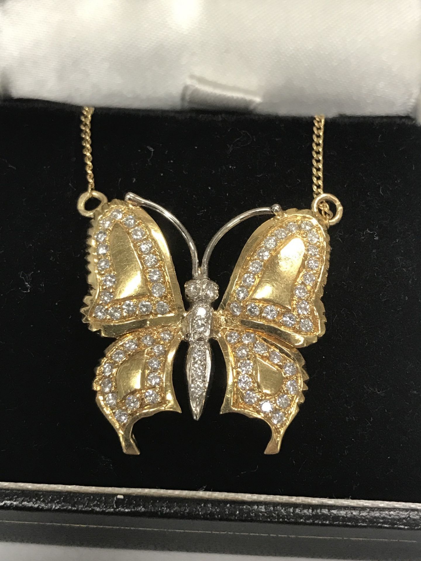 BEAUTIFUL BUTTERFLY PENDANT SET WITH APPROX 1.20cts OF DIAMONDS