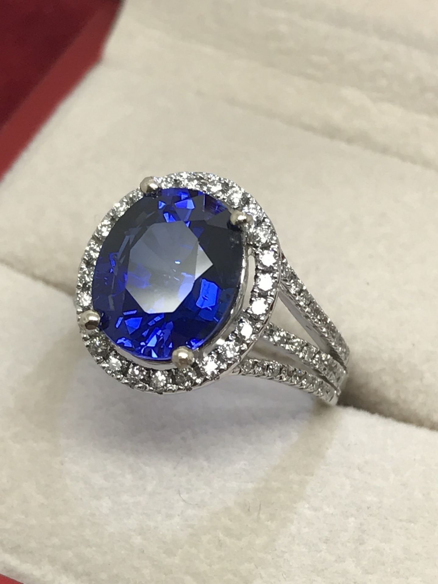 AMAZING 5.7ct SAPPHIRE & 0.64ct DIAMOND RING SET IN 18ct WHITE GOLD