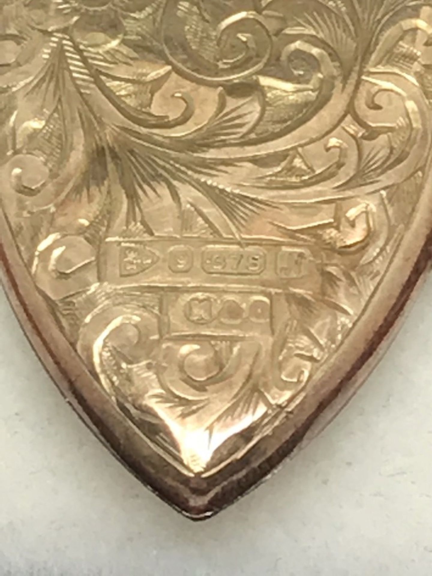 ANTIQUE 9ct GOLD SHIELD LOCKET PENDANT - Image 3 of 3