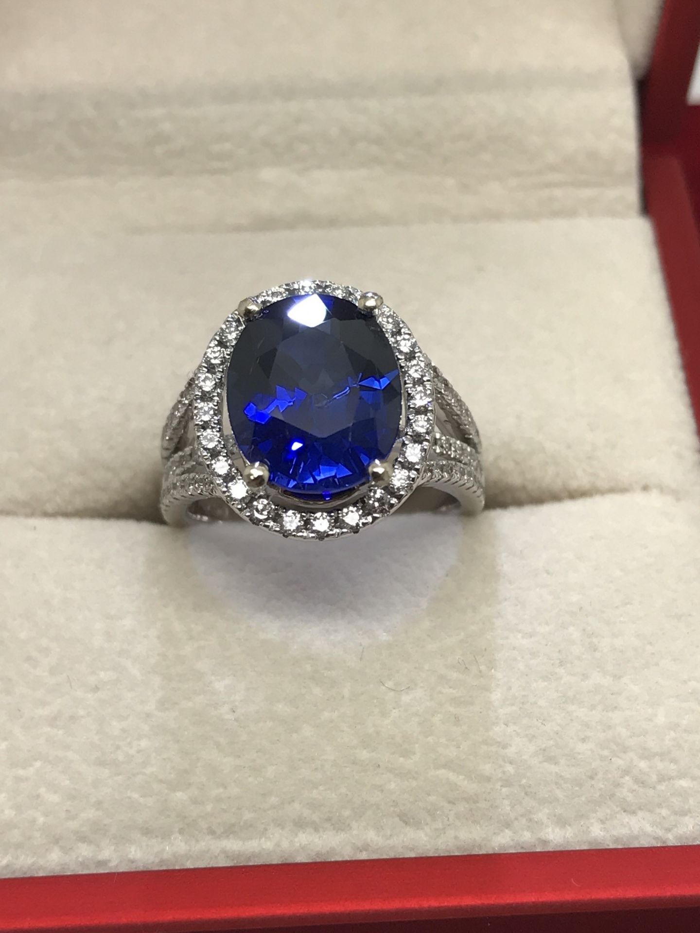 AMAZING 5.7ct SAPPHIRE & 0.64ct DIAMOND RING SET IN 18ct WHITE GOLD - Image 4 of 5