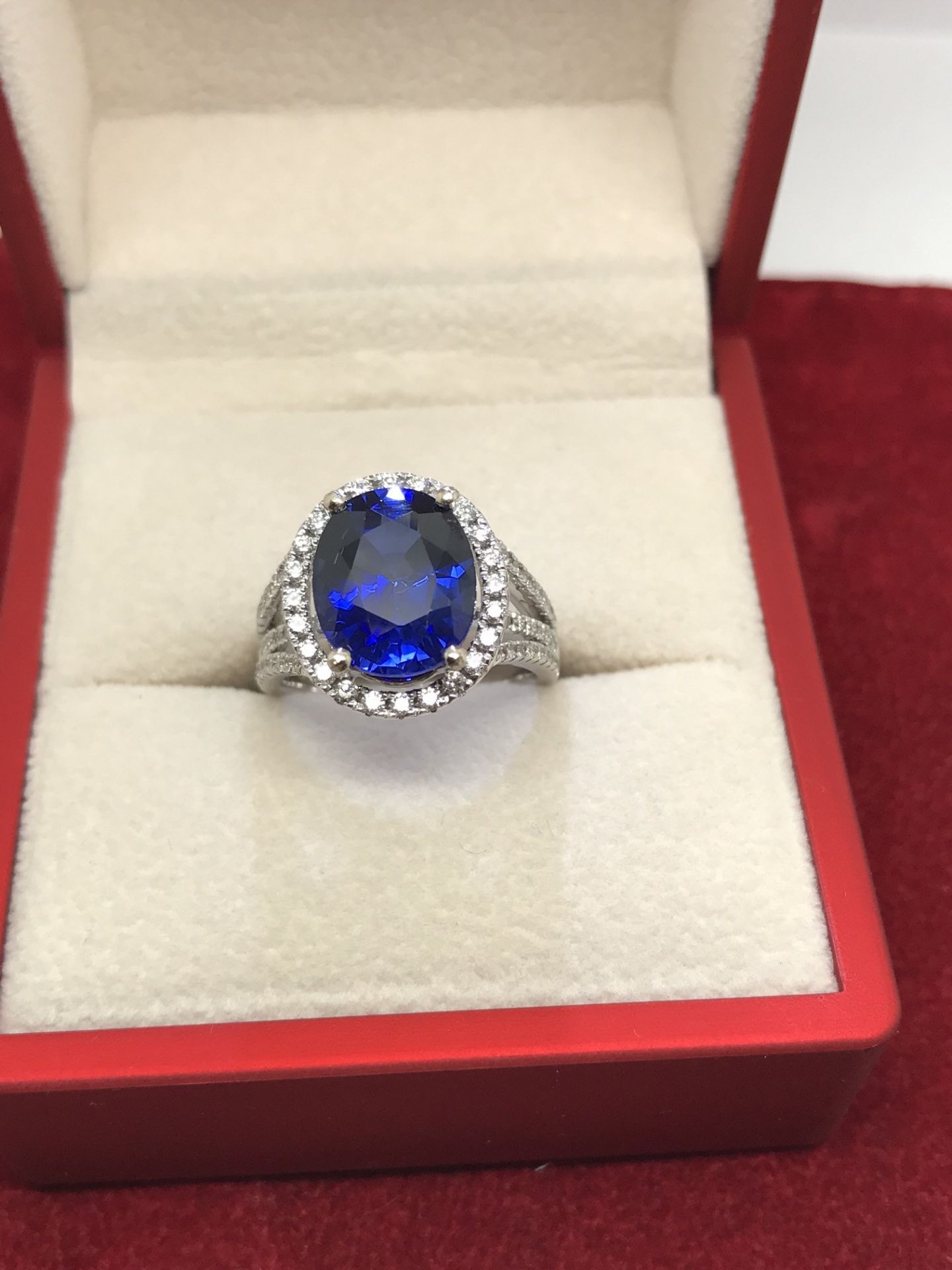 AMAZING 5.7ct SAPPHIRE & 0.64ct DIAMOND RING SET IN 18ct WHITE GOLD - Image 2 of 5