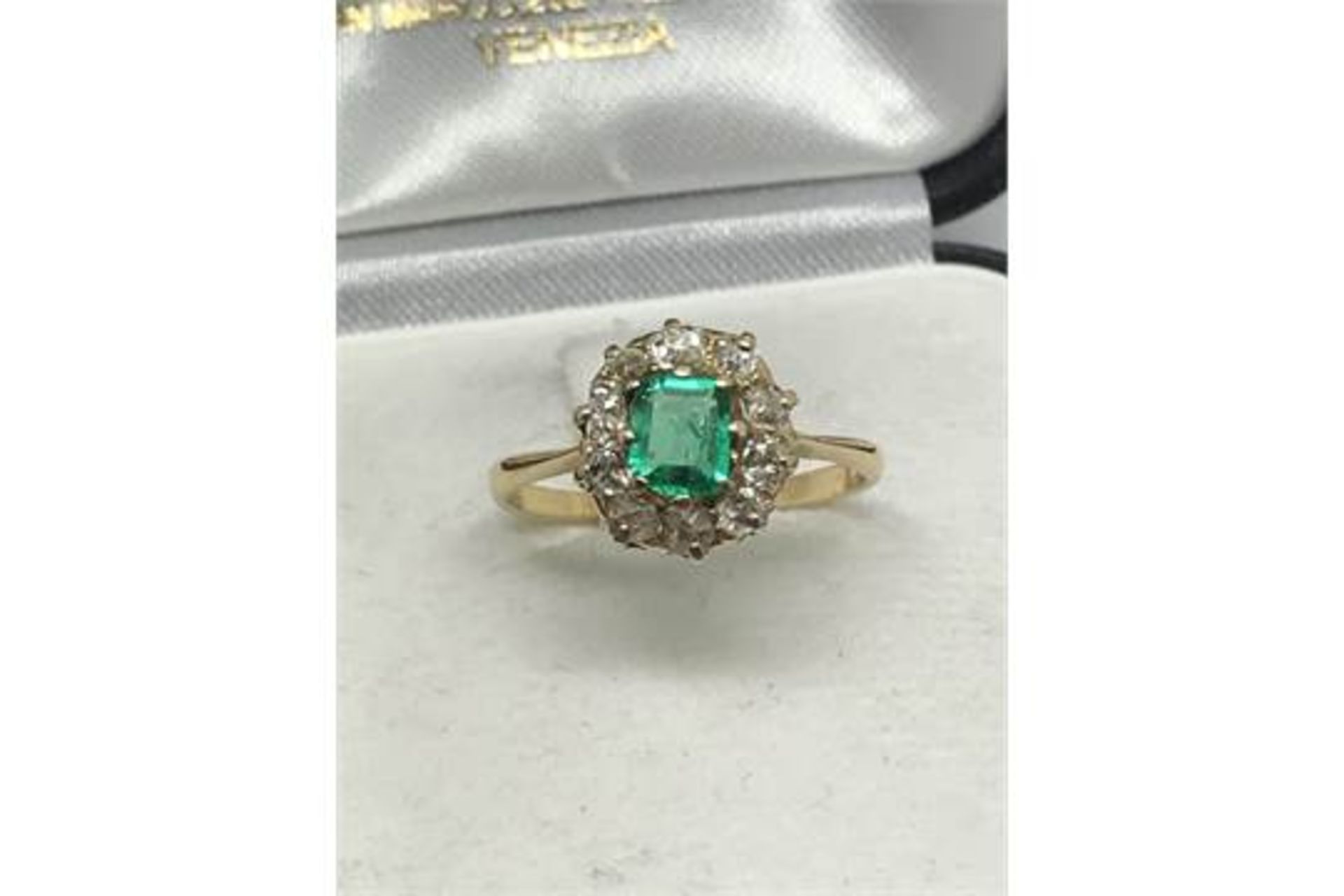 GORGEOUS EMERALD & DIAMOND CLUSTER RING SET IN 18ct GOLD