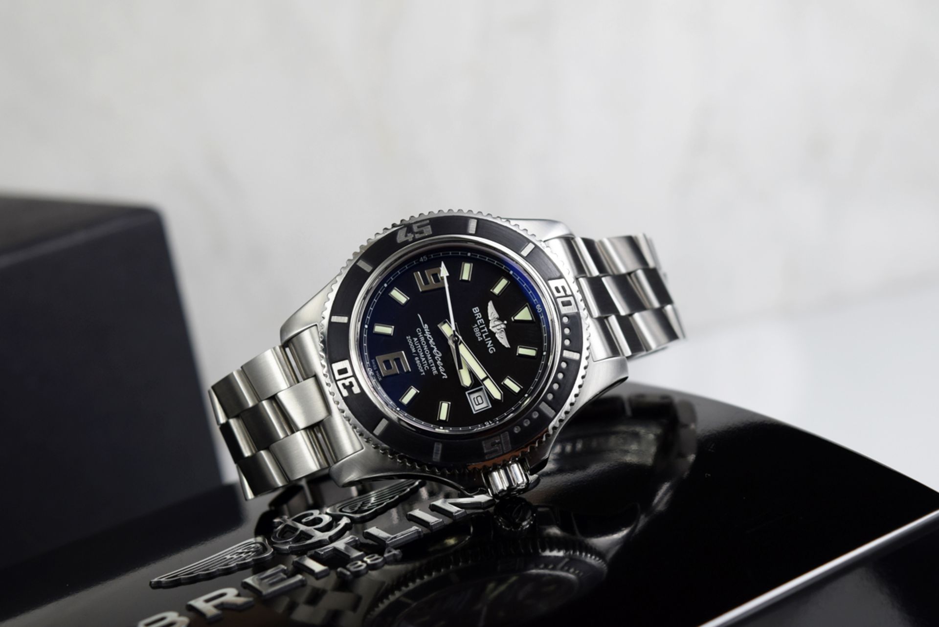 BREITLING - SUPEROCEAN 44 in STEEL w/ BLACK DIAL - Image 8 of 9