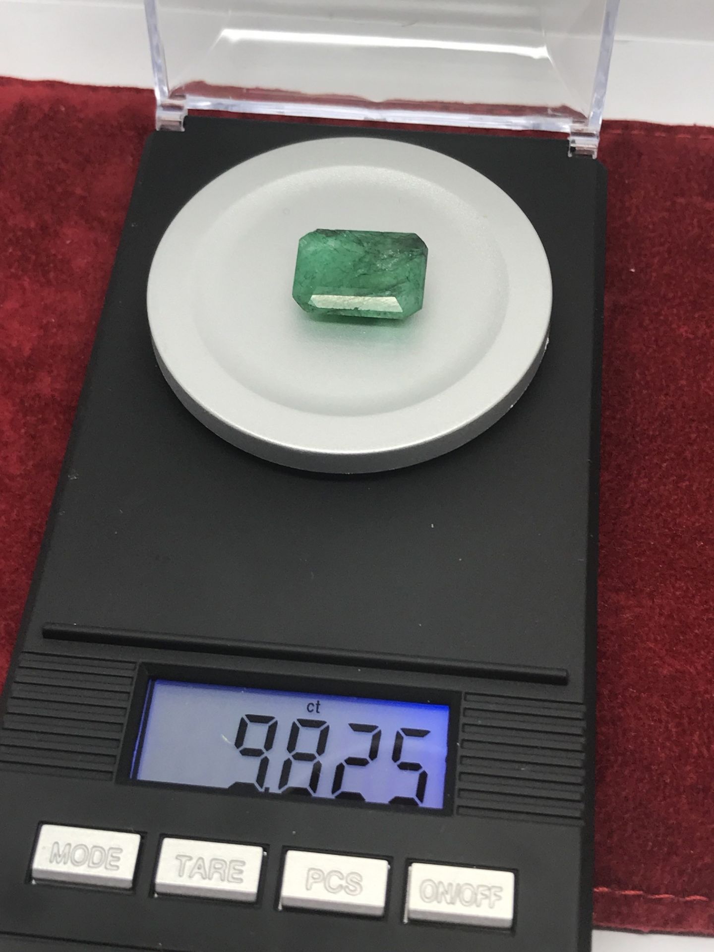 APPROX 9.80ct LOOSE EMERALD