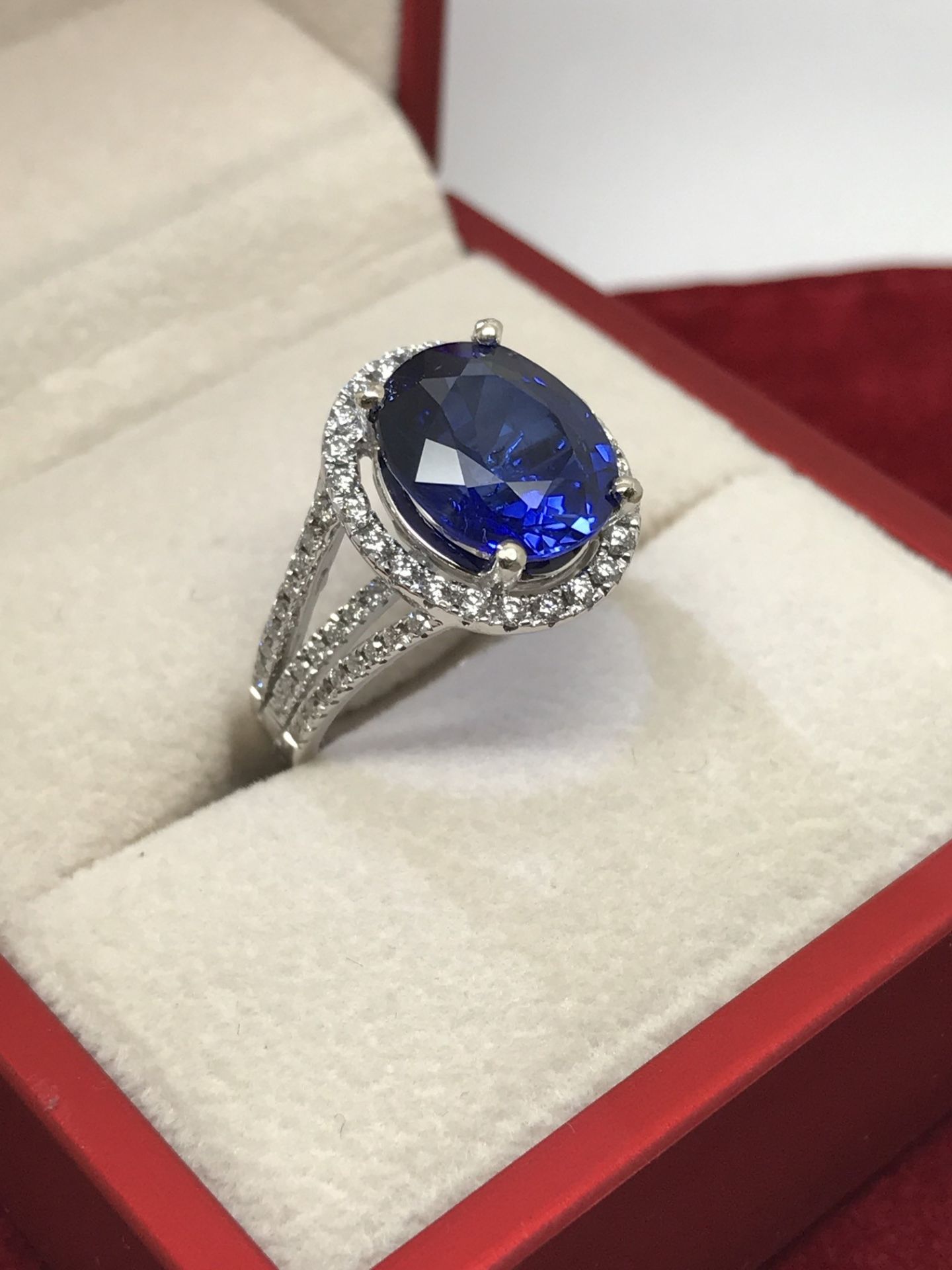 AMAZING 5.7ct SAPPHIRE & 0.64ct DIAMOND RING SET IN 18ct WHITE GOLD - Image 3 of 5