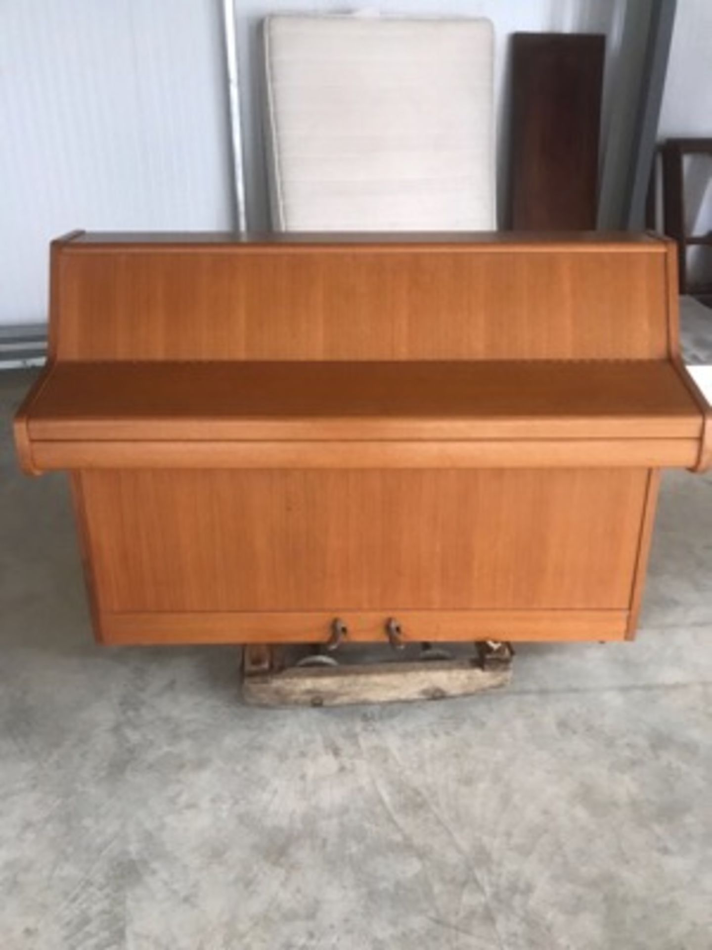 BENTLEY OVERSTRUNG PIANO