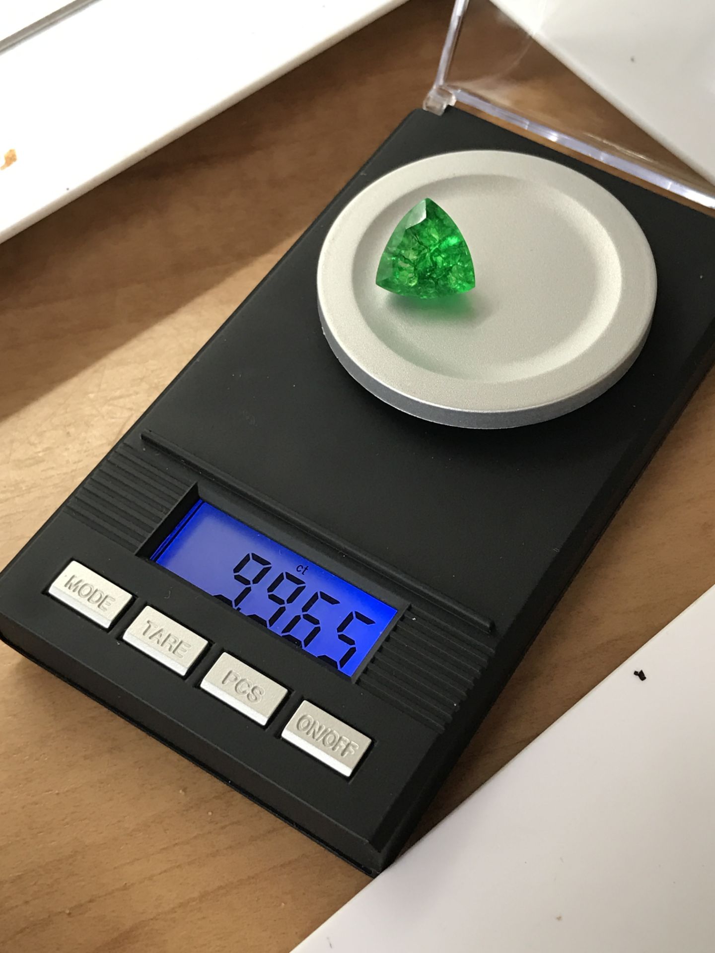 APPROX 9.96ct EMERALD - Image 2 of 2