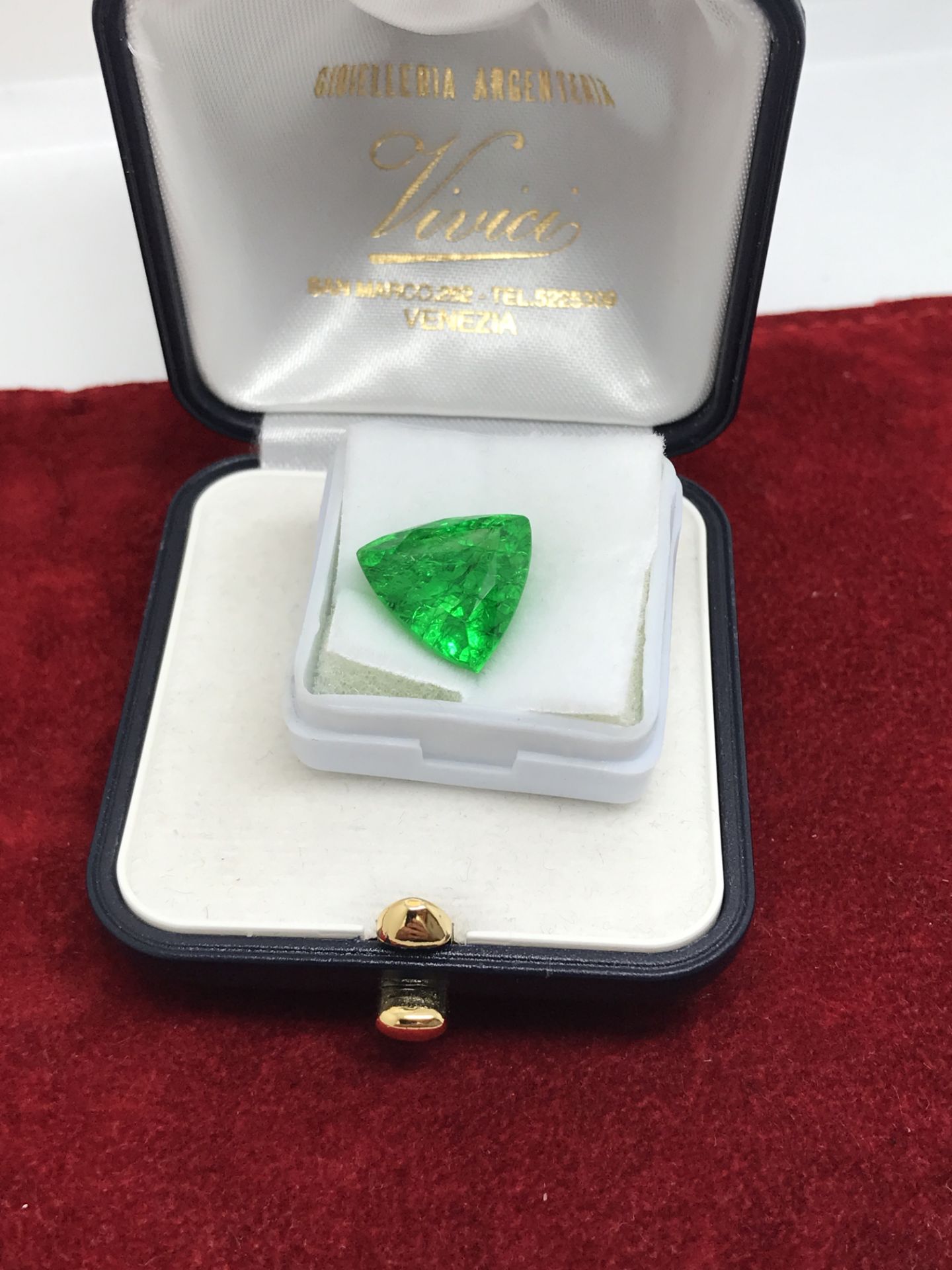 APPROX 9.39ct EMERALD