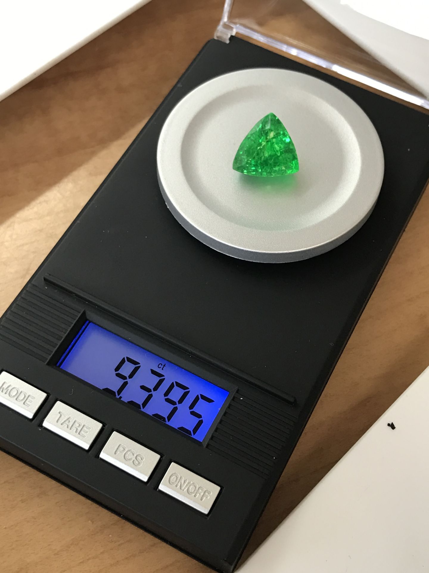 APPROX 9.39ct EMERALD - Image 2 of 2