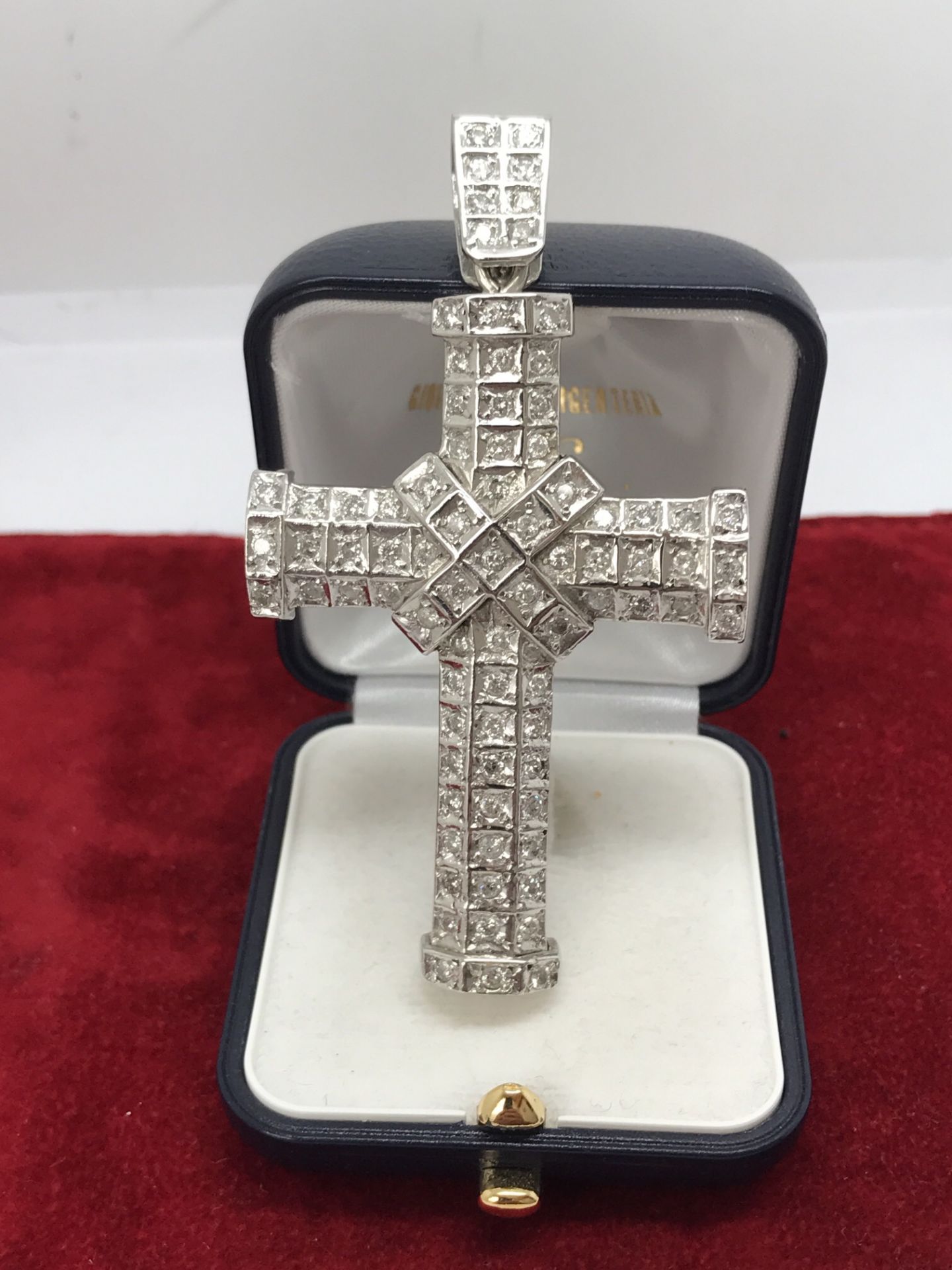 14k WHITE GOLD 3.00ct DIAMOND SET CROSS - Image 2 of 4