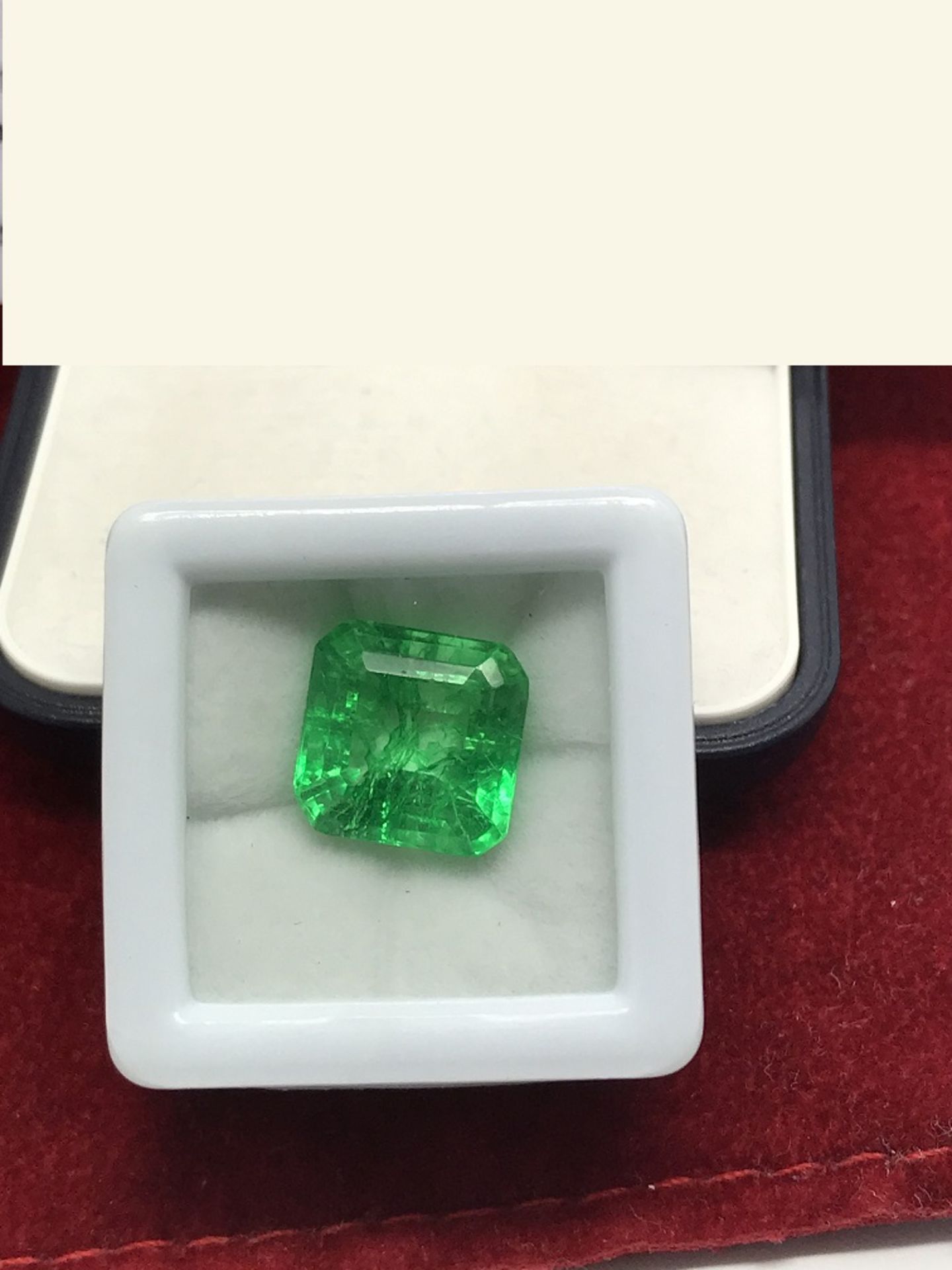 APPROX 7.44ct EMERALD