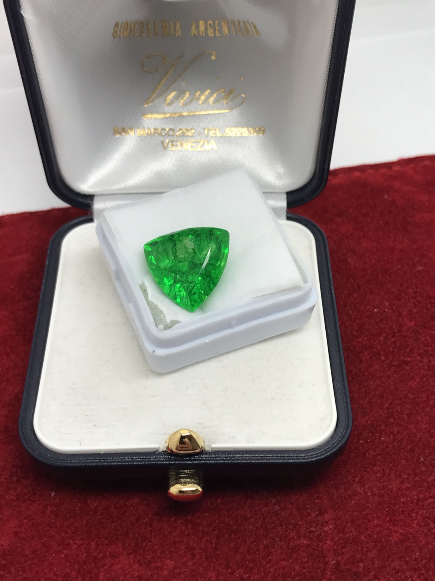 APPROX 9.96ct EMERALD