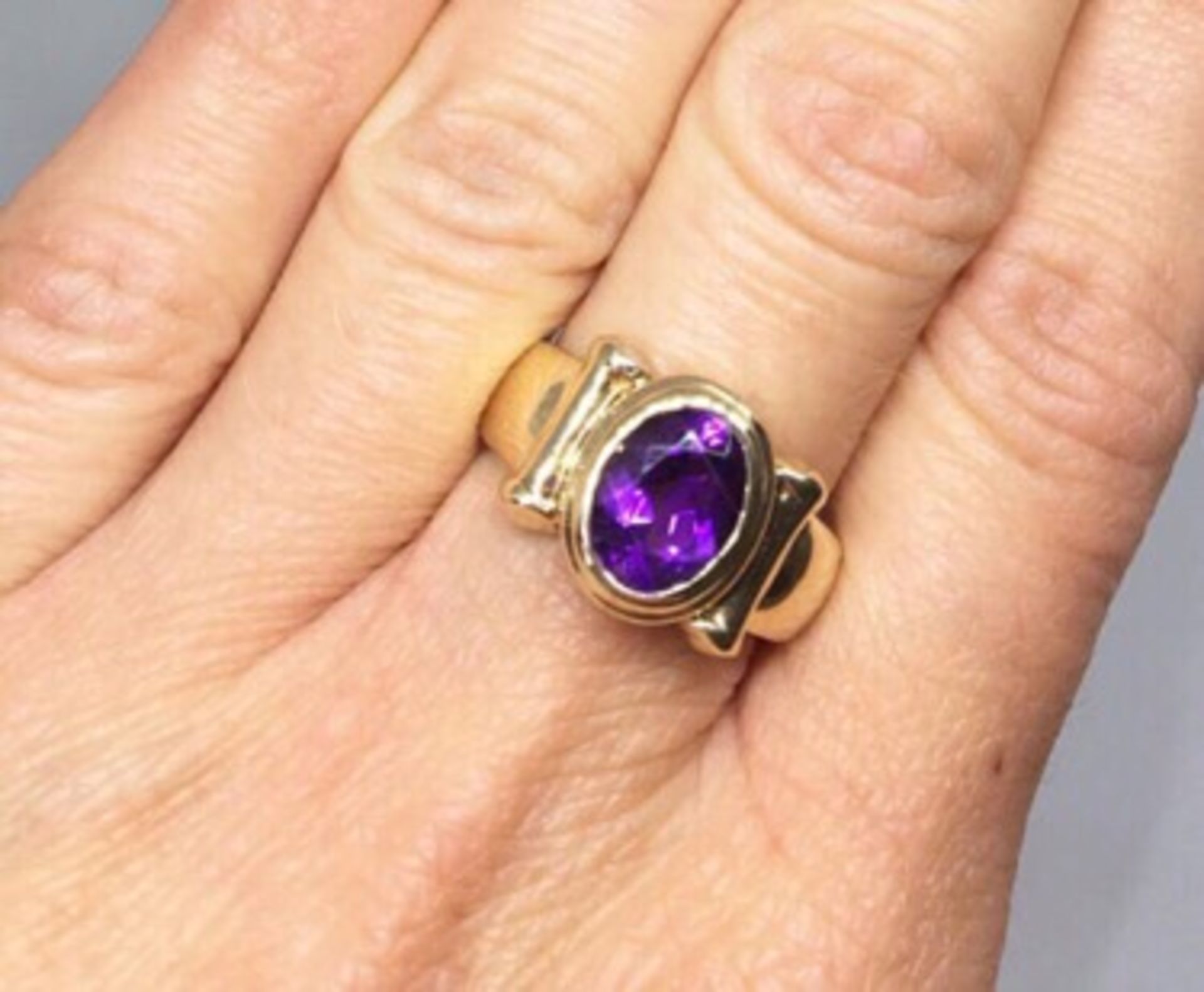 9ct GOLD AMETHYST STATEMENT RING - Image 2 of 2