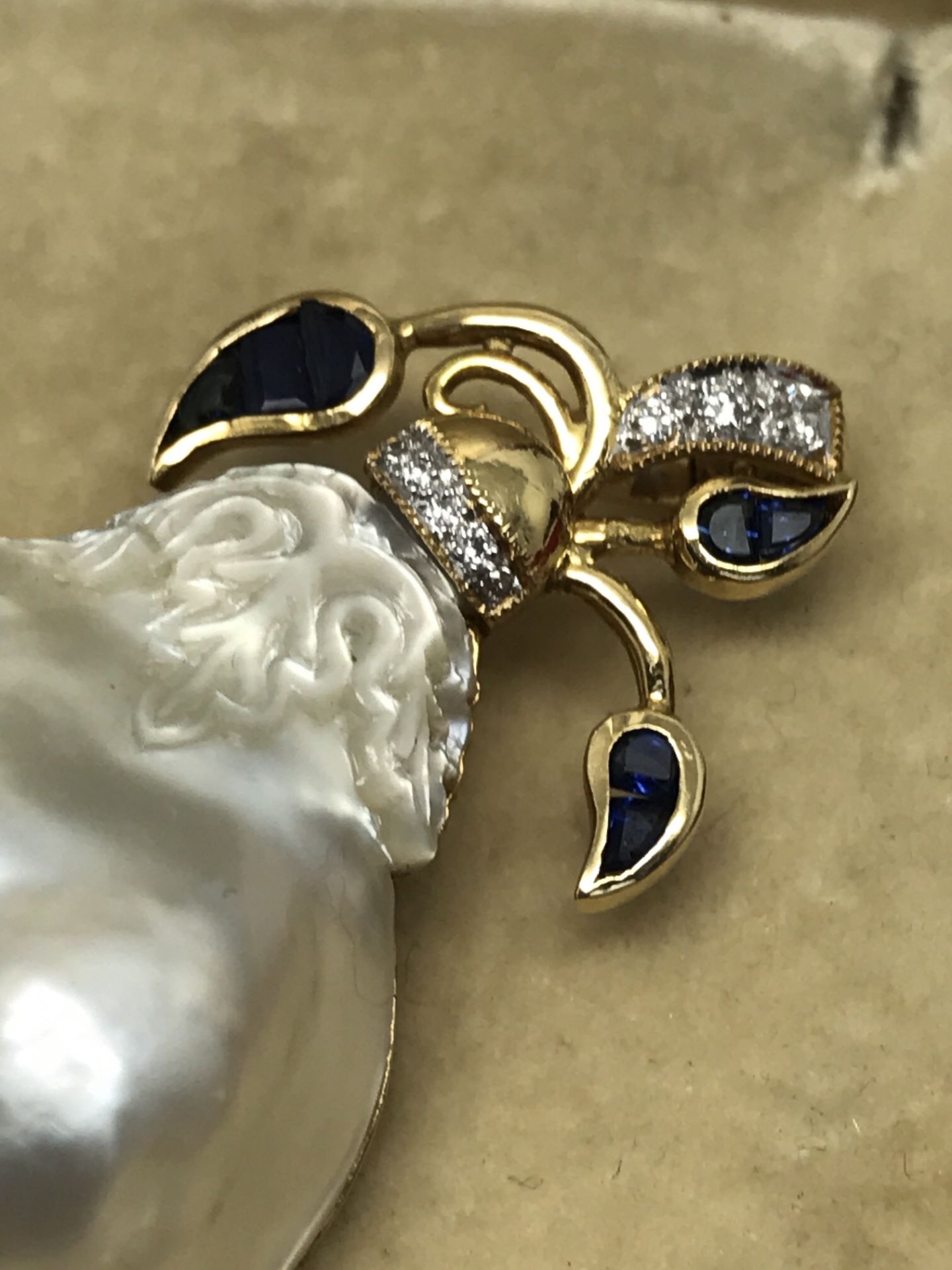 CARVED BAROQUE PEARL PENDANT/BROOCH IN GOLD SET WITH SAPPHIRES & DIAMONDS - Image 5 of 7