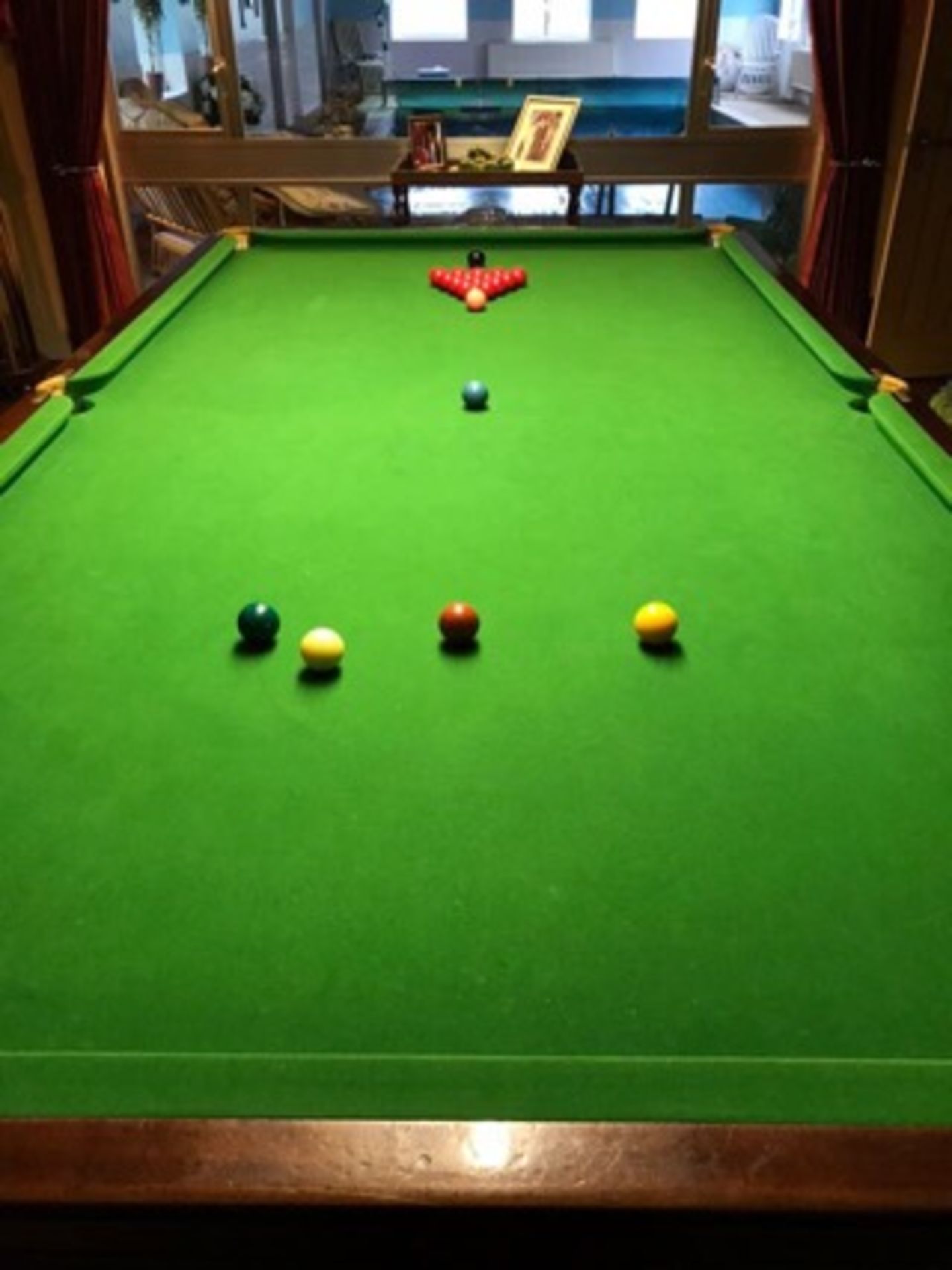 A FINE EDWARDIAN STYLE MAHOGANY SLATE BED 3/4 SNOOKER TABLE & SCORE BOARD - Image 3 of 8