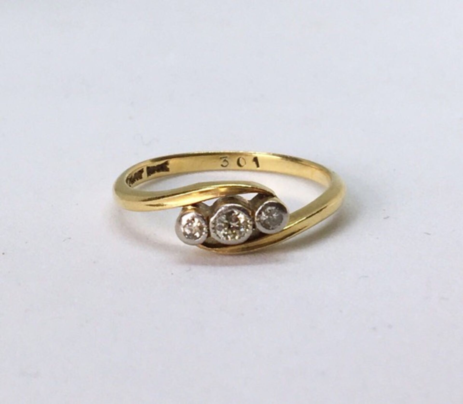 18ct GOLD & PLATINUM DIAMOND RING - Image 2 of 4