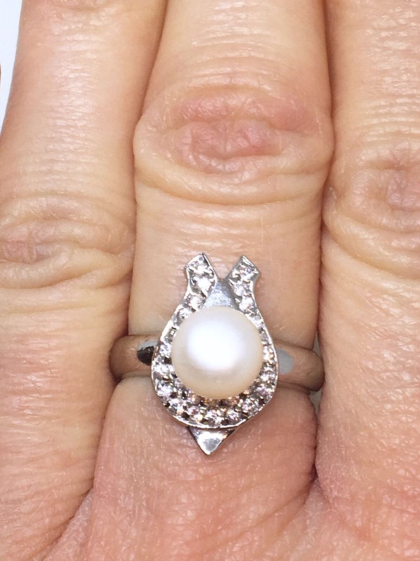 18ct WHITE GOLD WHITE STONE & PEARL RING - Image 4 of 5