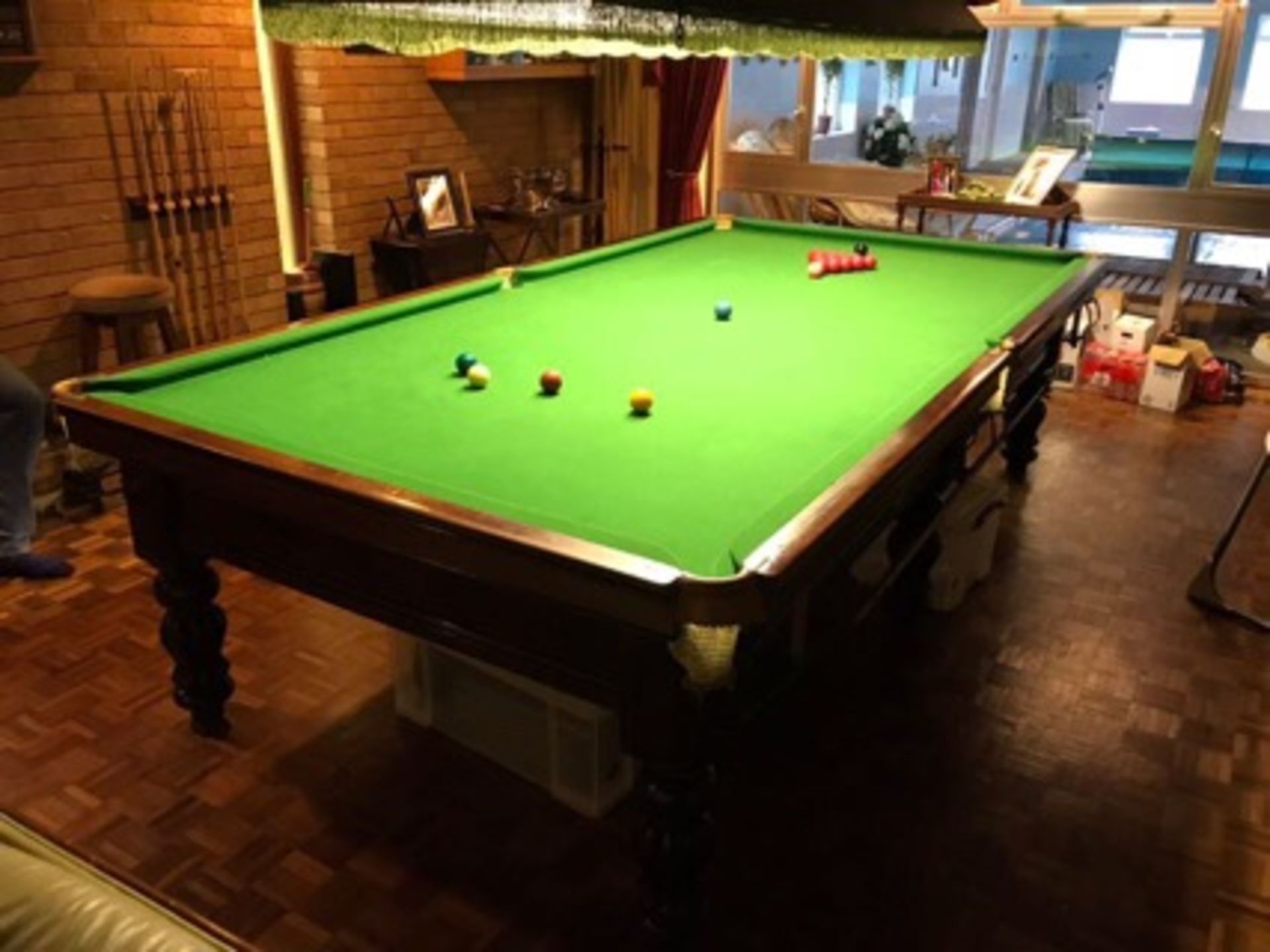 A FINE EDWARDIAN STYLE MAHOGANY SLATE BED 3/4 SNOOKER TABLE & SCORE BOARD