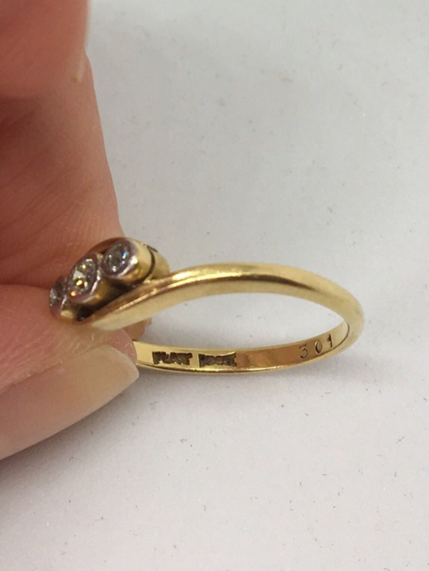 18ct GOLD & PLATINUM DIAMOND RING - Image 3 of 4