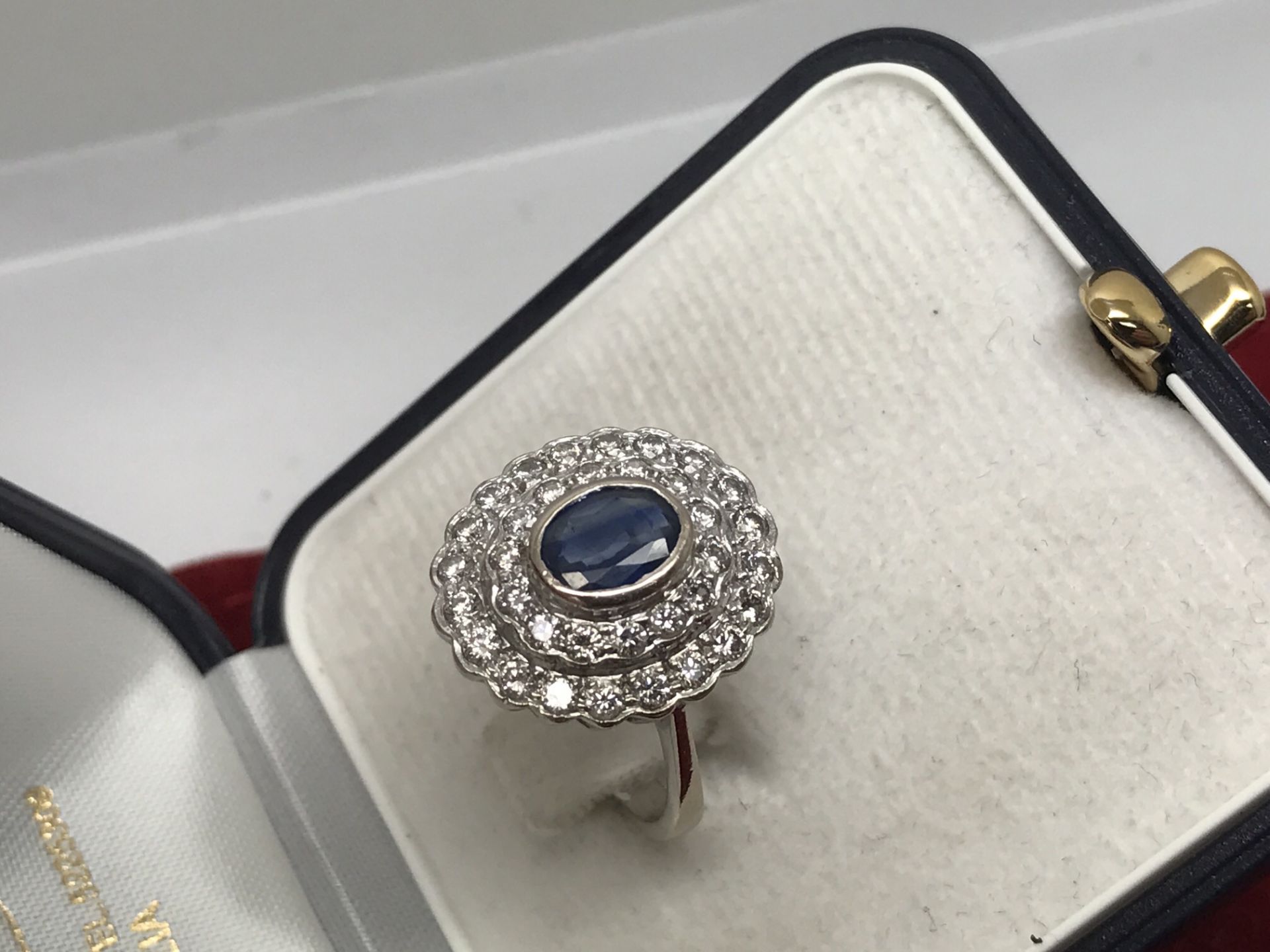 FINE 18ct WHITE GOLD BLUE SAPPHIRE & DIAMOND RING - Image 3 of 3