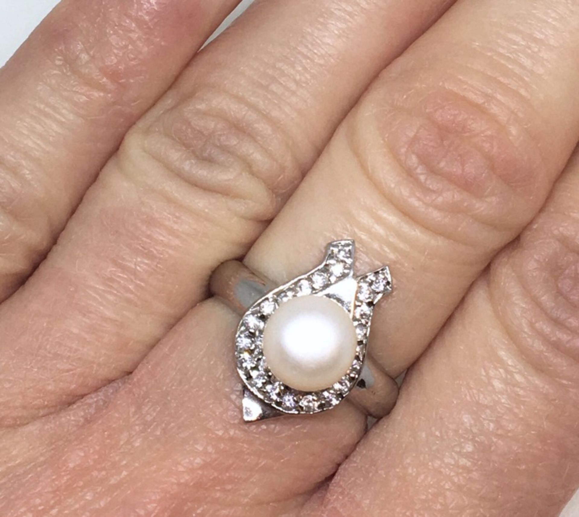 18ct WHITE GOLD WHITE STONE & PEARL RING - Image 3 of 5