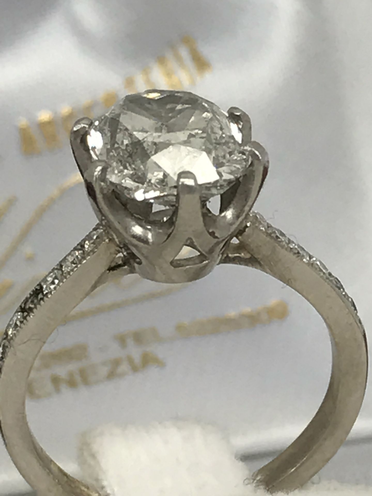 APPROX 3.5ct DIAMOND SOLITAIRE RING - Image 3 of 4