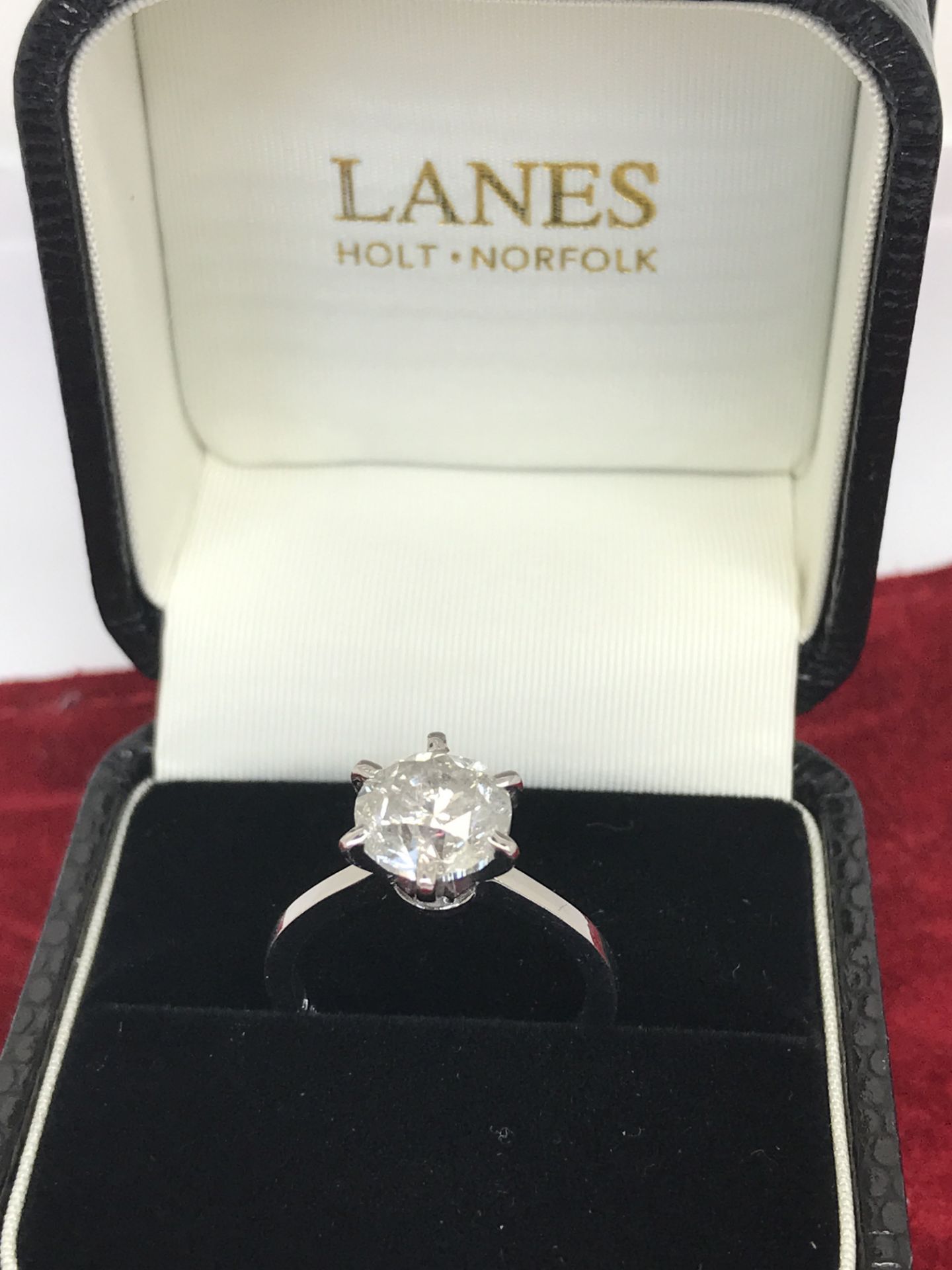 STUNNING 2.55ct DIAMOND SOLITAIRE RING SET IN WHITE METAL - Image 2 of 4