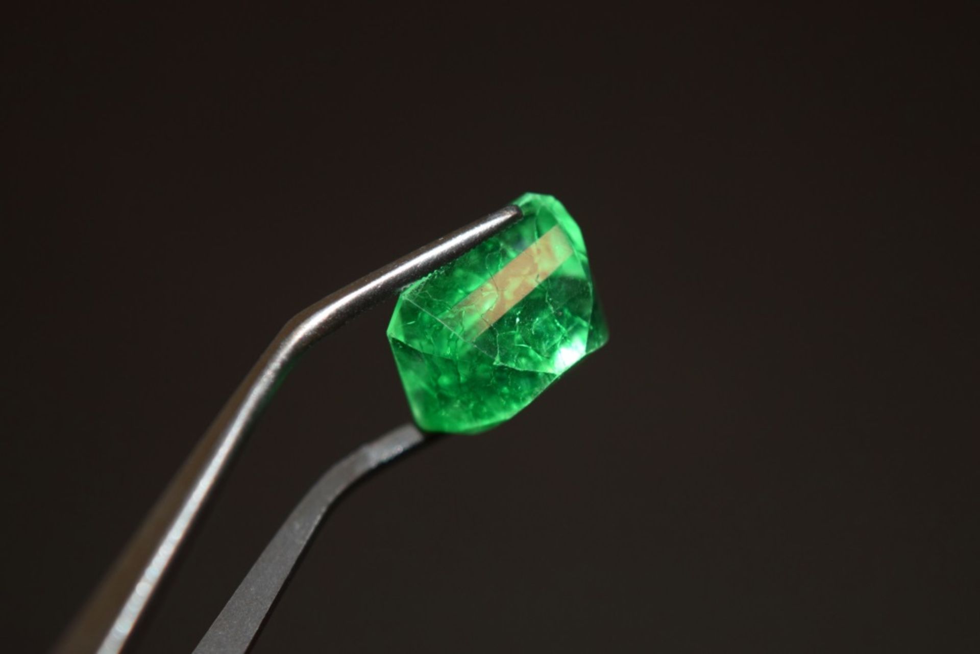 12.27CT Emerald with Certificate Card - Image 3 of 3