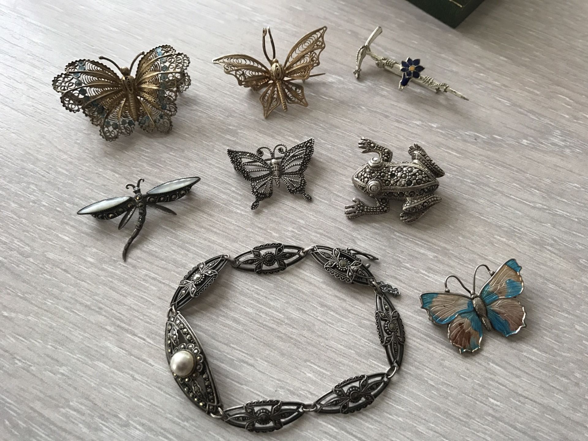 6 EDW SILVER BROOCHES + 1 OTHER + SILVER BRACELET