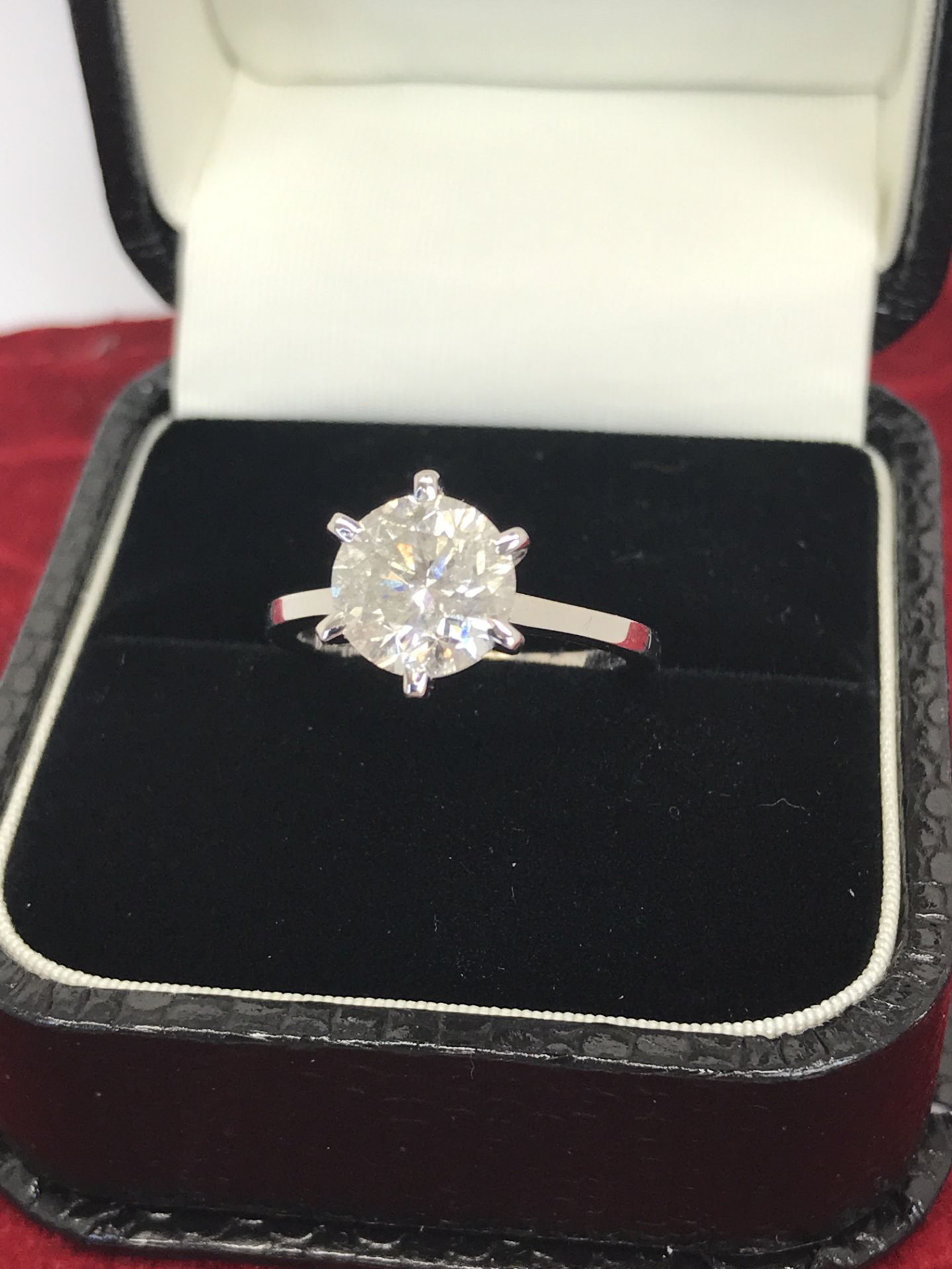 STUNNING 2.55ct DIAMOND SOLITAIRE RING SET IN WHITE METAL