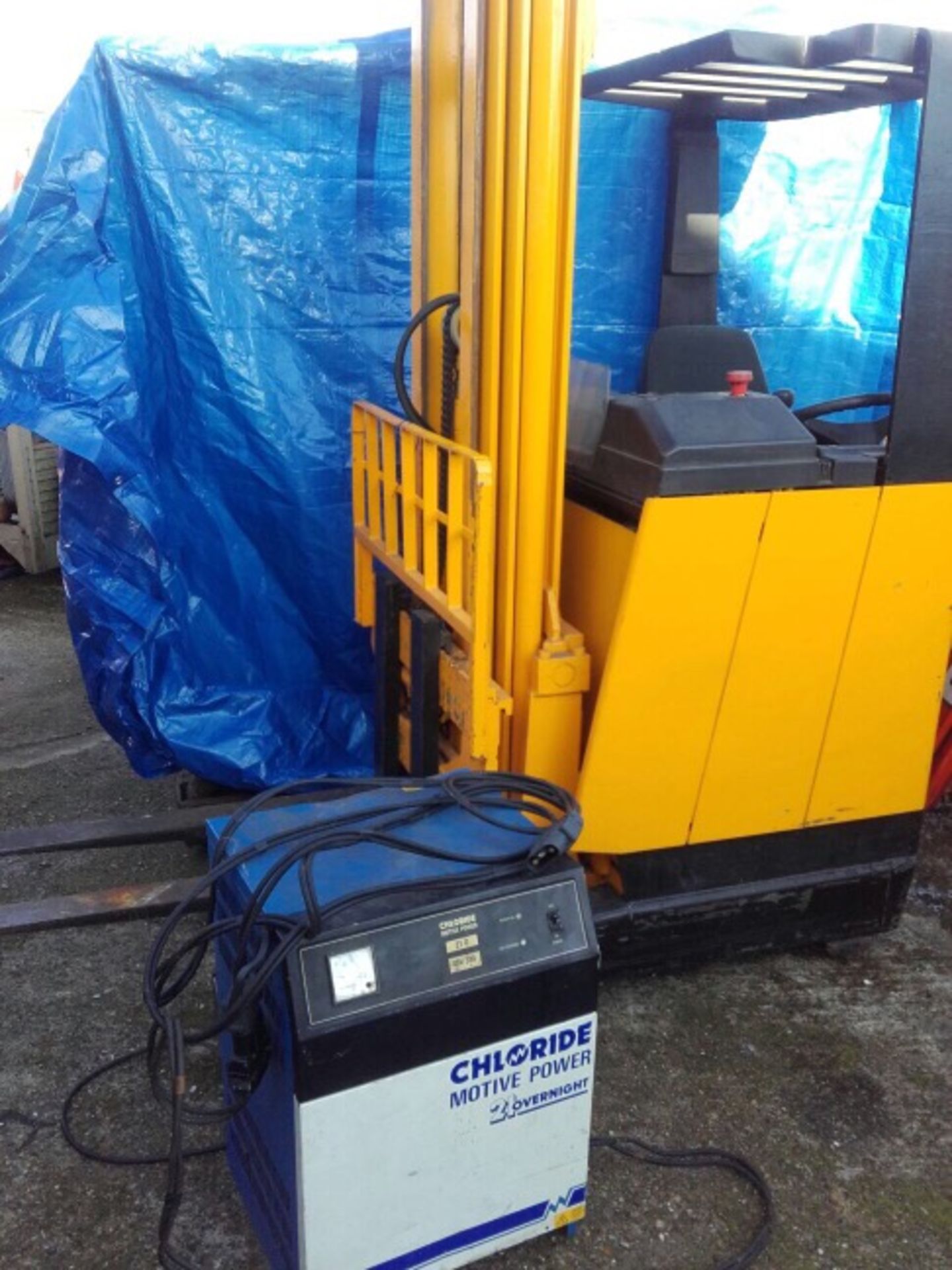 JUNGHEINRICH ELECTRIC REACH TRUCK FORKLIFT WITH CHARGER - NO VAT