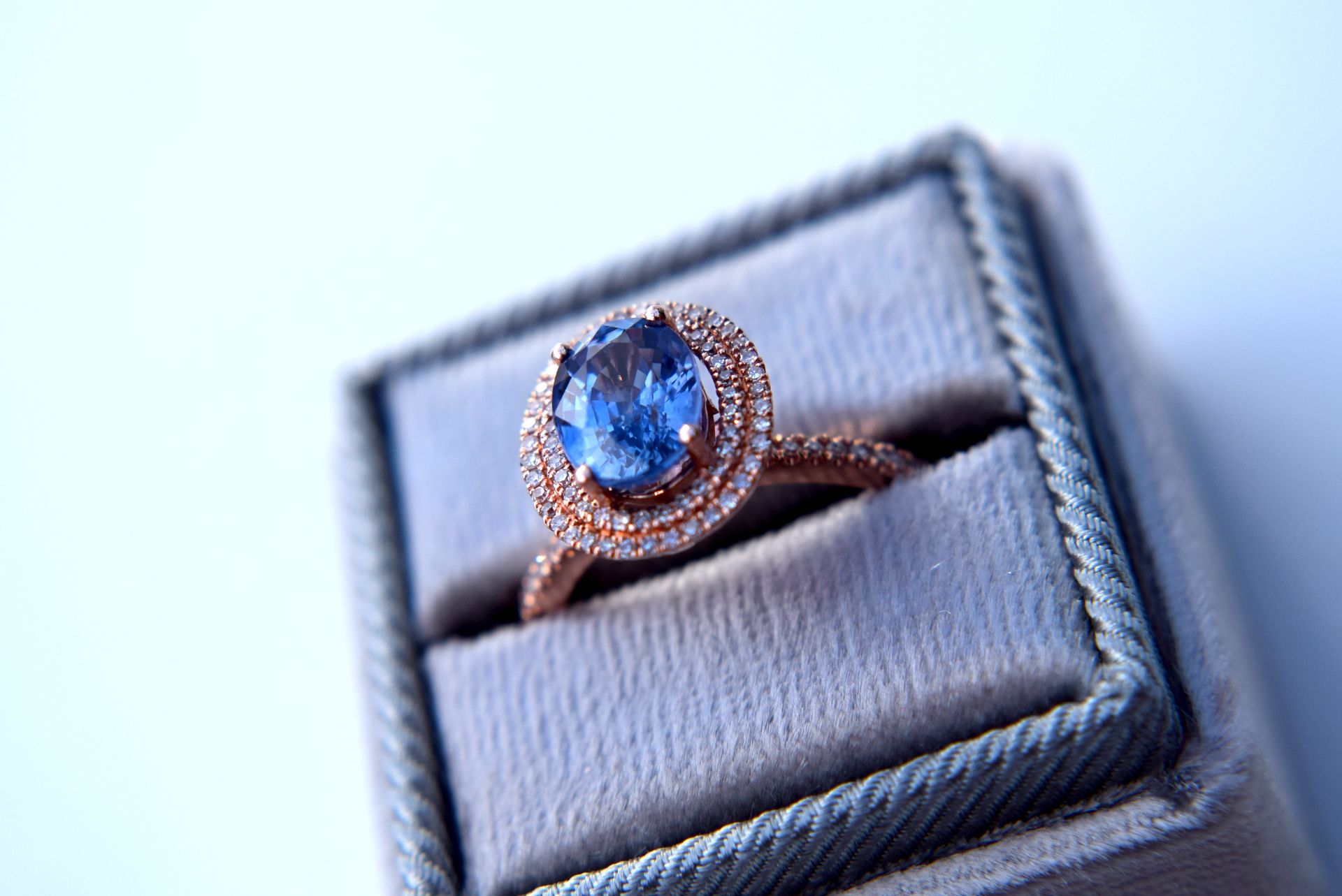 *Beautiful* 2.00ct Blue Sapphire & Diamond Halo Ring - Rose Gold Setting - Image 4 of 5