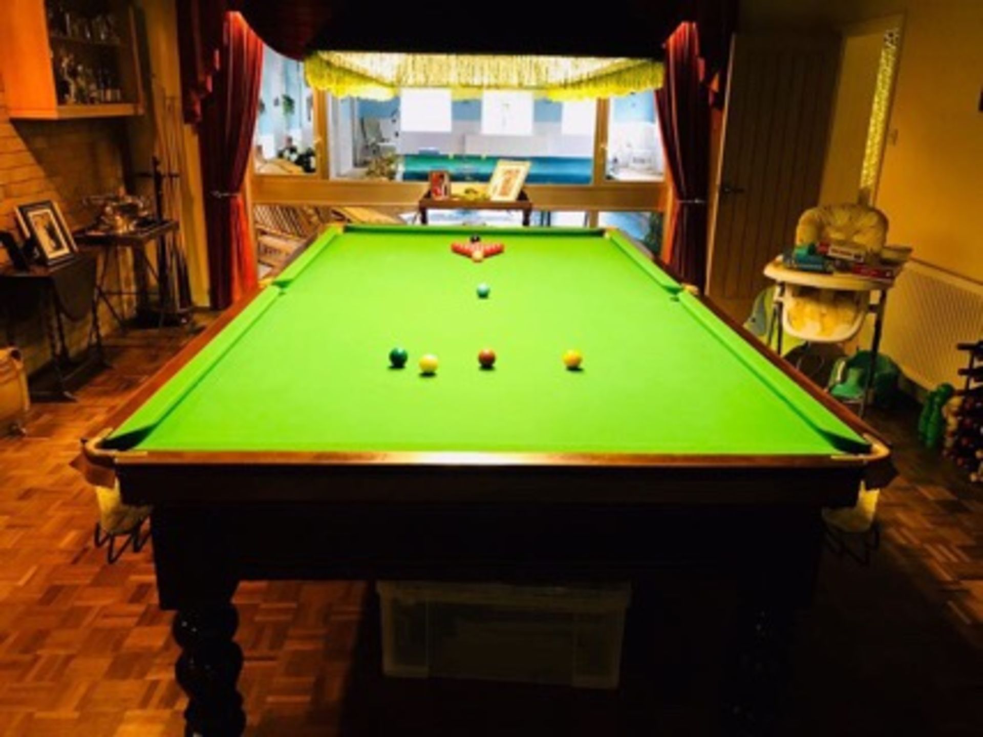 A FINE EDWARDIAN STYLE MAHOGANY SLATE BED 3/4 SNOOKER TABLE & SCORE BOARD