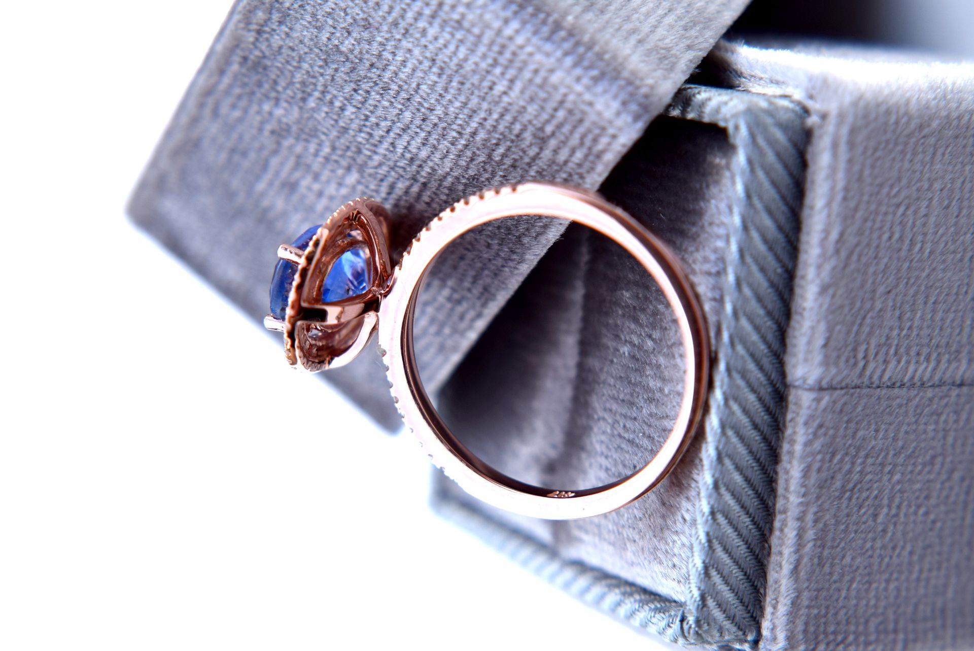 *Beautiful* 2.00ct Blue Sapphire & Diamond Halo Ring - Rose Gold Setting - Image 3 of 5