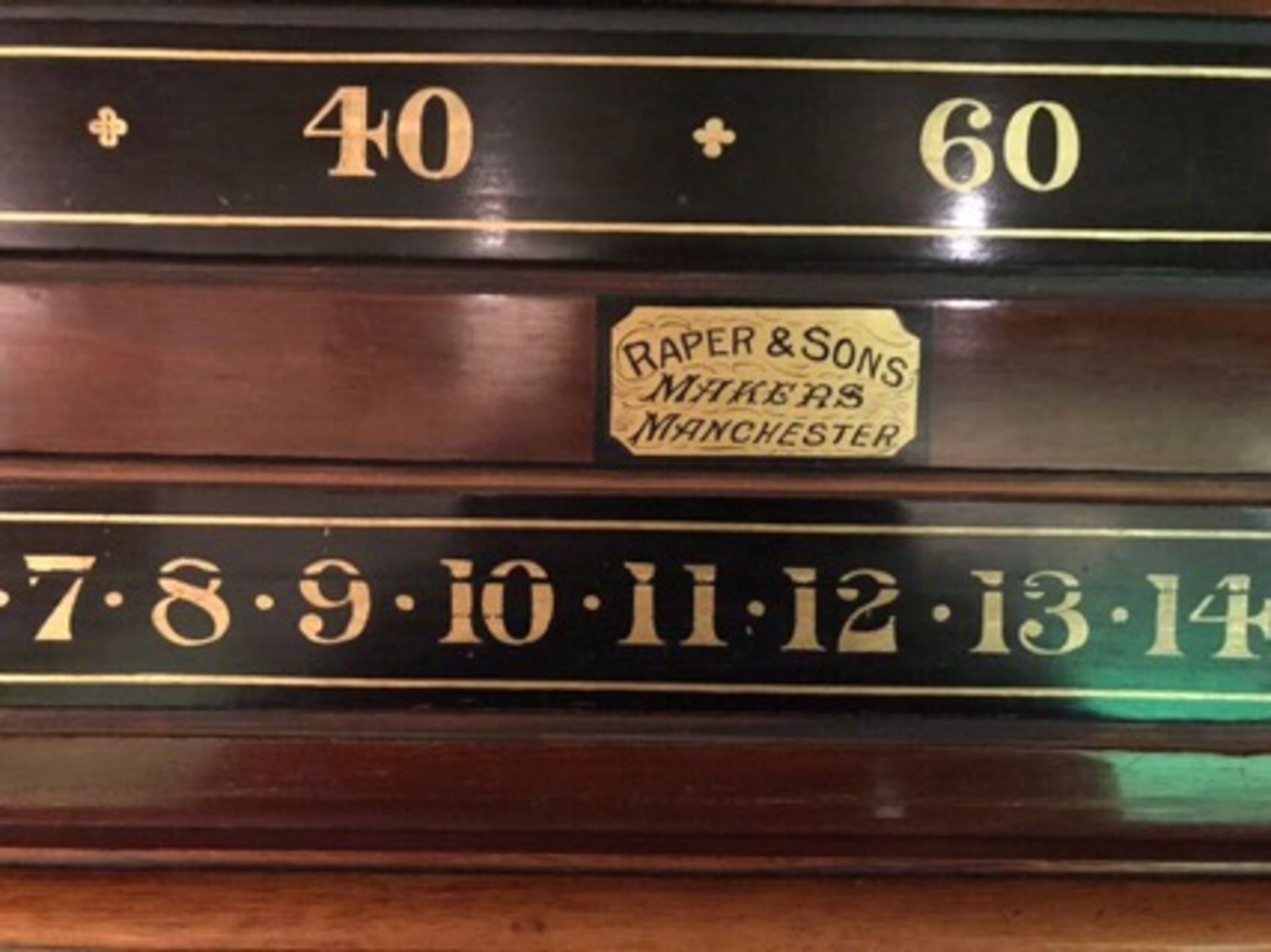 A FINE EDWARDIAN STYLE MAHOGANY SLATE BED 3/4 SNOOKER TABLE & SCORE BOARD - Image 5 of 8