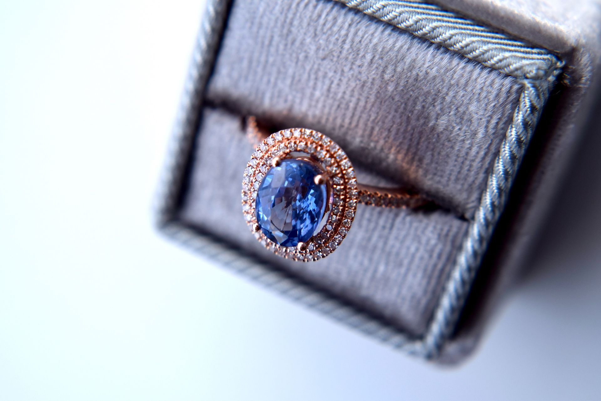 *Beautiful* 2.00ct Blue Sapphire & Diamond Halo Ring - Rose Gold Setting - Image 2 of 5