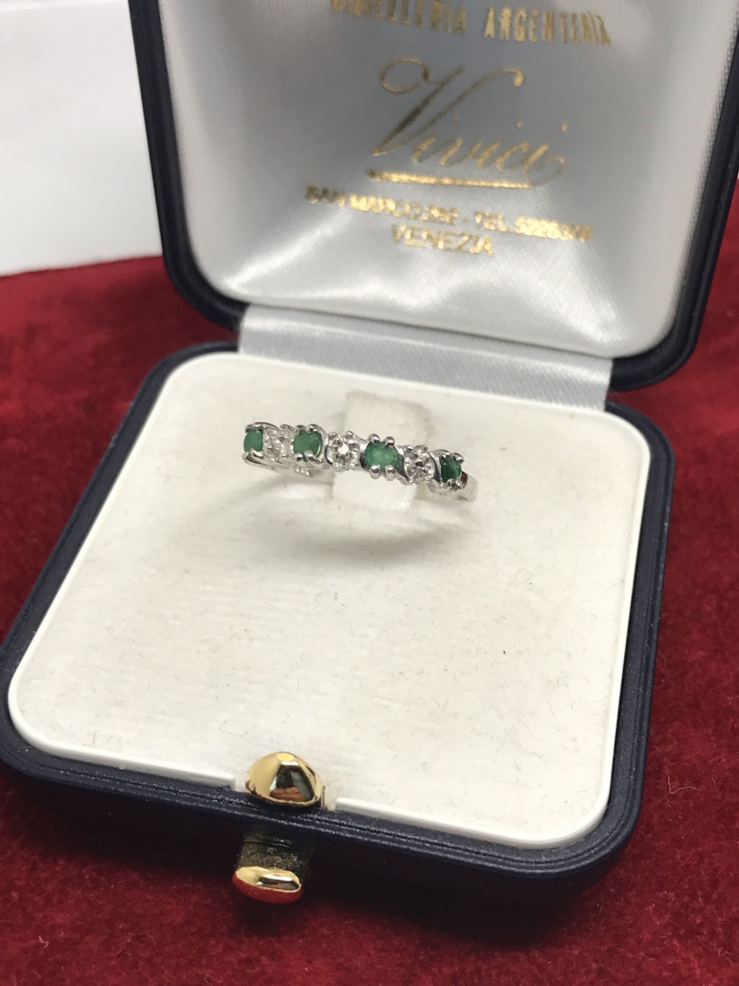 WHITE GOLD EMERALD & DIAMOND RING MARKED 10k