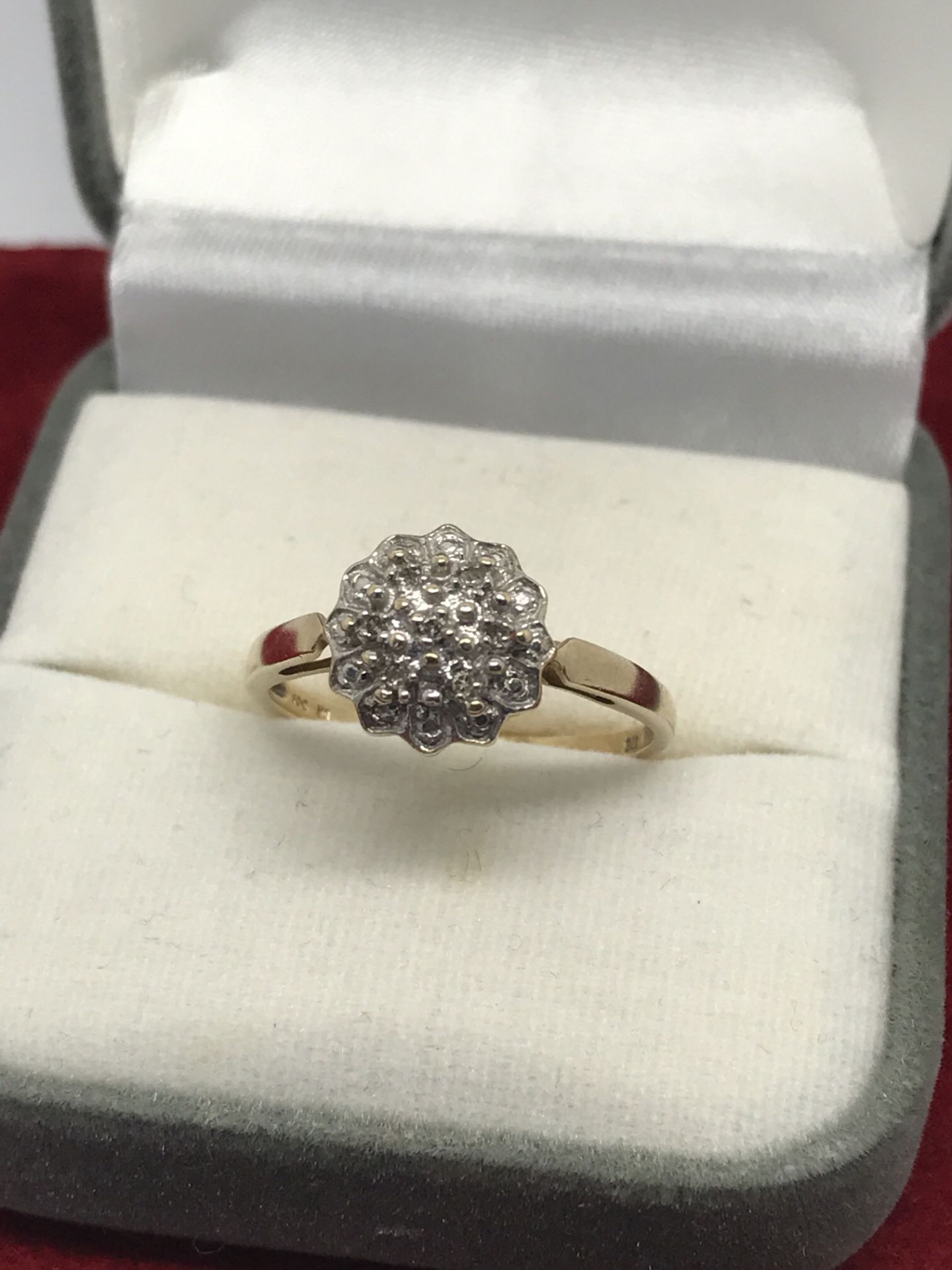 9ct GOLD DIAMOND CLUSTER RING